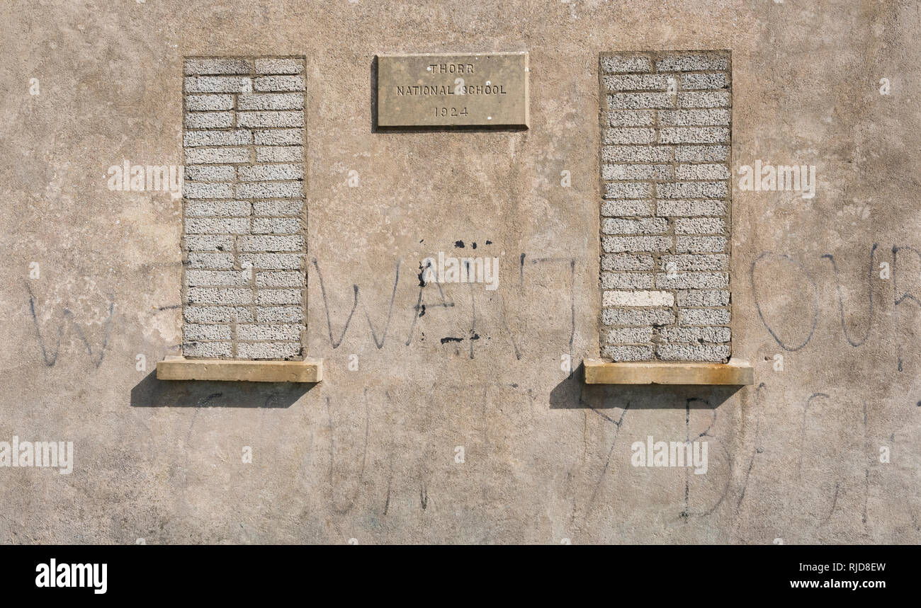 I derelitti Thorr Scuola nazionale, Donegal, Repubblica di Irlanda, con graffiti "vogliamo che il nostro paese indietro' presumibilmente riferendosi a Irlanda del Nord Foto Stock