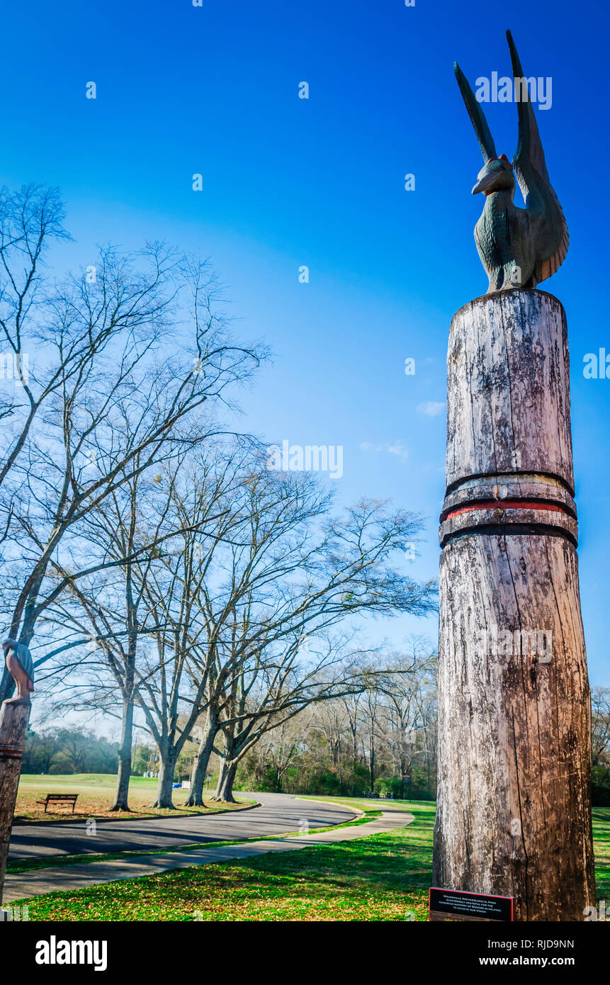 Totem sormontato da Legno complessamente intarsiato di volatili sentinella stand nella parte anteriore del Jones museo archeologico in Moundville, Alabama. Foto Stock