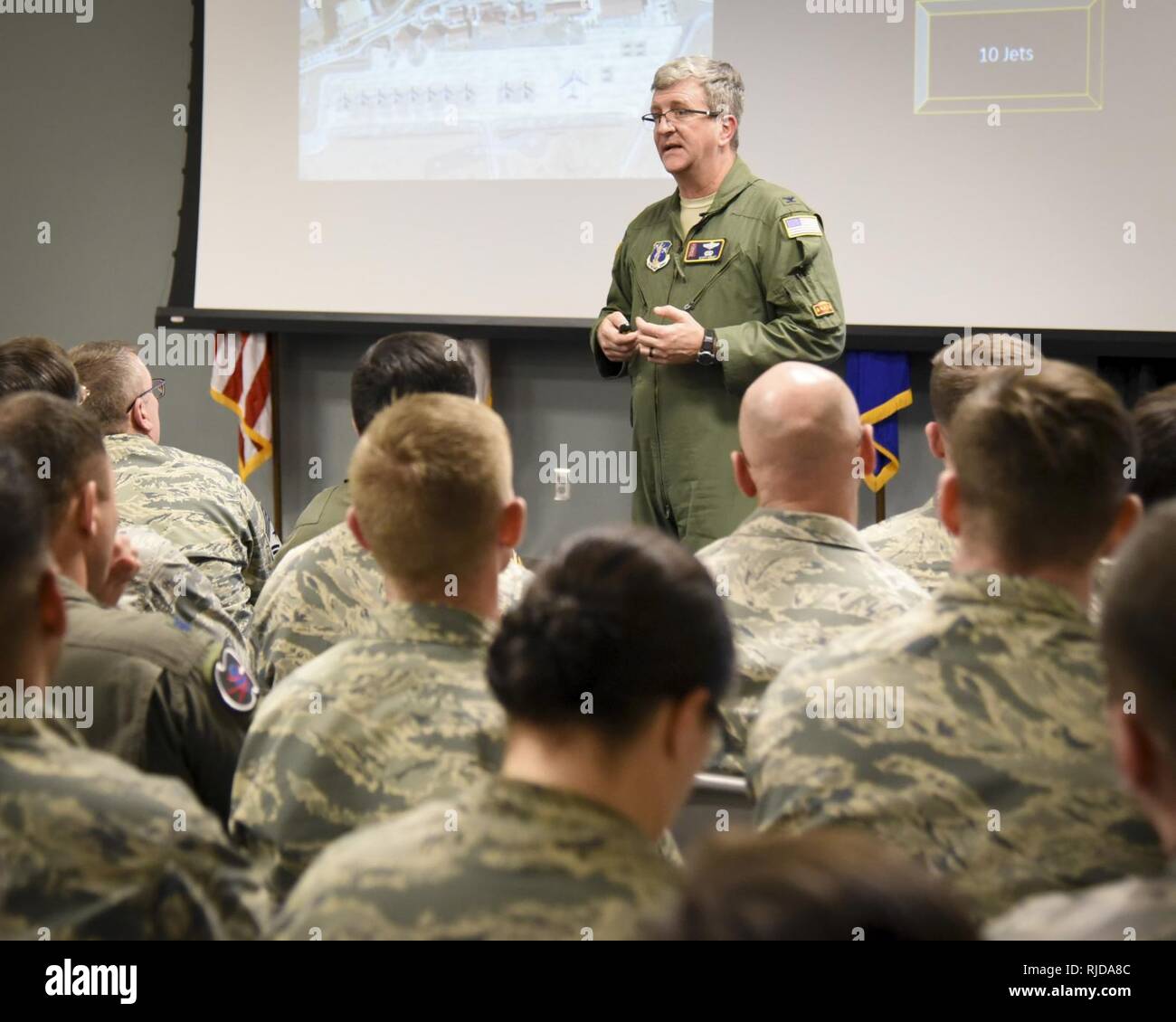 Il colonnello Scott Grant, 117Air Refuelling Wing Commander, parla ai membri dell'ala durante una chiamata a Sumpter Smith Air National Guard Base, Birmingham, AL 20 GENNAIO 2018. Foto Stock