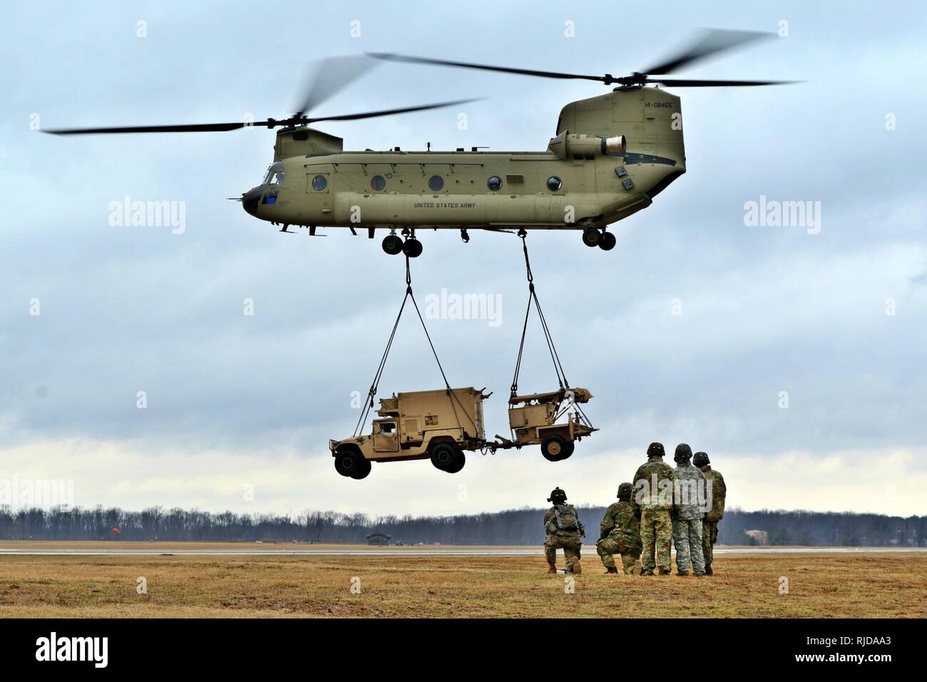 Soldati del 3° Battaglione, campo 320reggimento di artiglieria, 101st Divisione Aerotrasportata brigata di artiglieria 'Rosso Cavalieri', ha iniziato a spostare le risorse di artiglieria per la zona di formazione a Fort Campbell, Kentucky, 22 gennaio 2018. La air assault training è il lead fino al livello di plotone di artiglieria live-fire valutazioni nelle prossime tre settimane. Sei plotoni di artiglieria da Red Cavalieri sono slated per partecipare alla valutazione, che convaliderà l'unità è pronta a combattere. Foto Stock