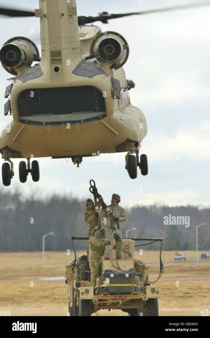 Soldati del 3° Battaglione, campo 320reggimento di artiglieria, 101st Divisione Aerotrasportata brigata di artiglieria 'Rosso Cavalieri', ha iniziato a spostare le risorse di artiglieria per la zona di formazione a Fort Campbell, Kentucky, 22 gennaio 2018. La air assault training è il lead fino al livello di plotone di artiglieria live-fire valutazioni nelle prossime tre settimane. Sei plotoni di artiglieria da Red Cavalieri sono slated per partecipare alla valutazione, che convaliderà l'unità è pronta a combattere. Foto Stock