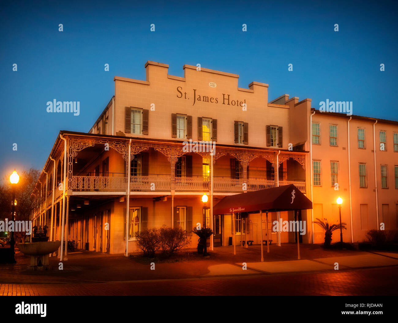 Il St James Hotel è raffigurato al crepuscolo, 14 febbraio, 2015, in Selma, Alabama. L'hotel è stato costruito nel 1837. Foto Stock