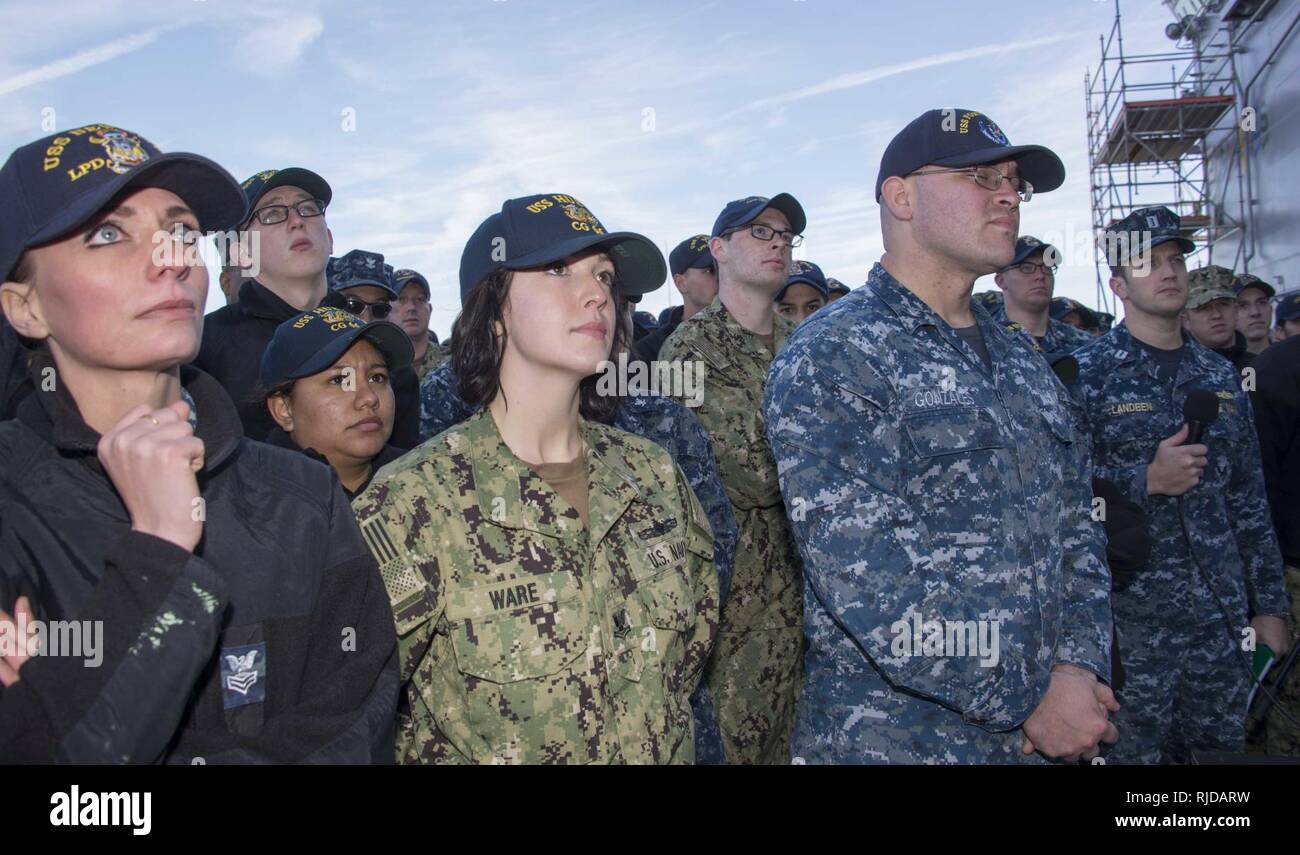 MAYPORT, Fla. (GEN. 24, 2018) velisti assegnati ai comandi sulla stazione navale Mayport ascoltare Capo di operazioni navali Adm. John M. Richardson e Master Chief Sottufficiali della Marina Steven S. Giordano durante una chiamata di mani a bordo dell'assalto anfibio nave USS Iwo Jima (LHD 7). Durante la chiamata, Richardson e Giordano discusso Iwo Jima di prossima distribuzione e risposto alle domande su argomenti quali l'avanzamento, uniformi, la disponibilità a bordo per tutta la flotta e il Marinaio 2025 Programma. Foto Stock