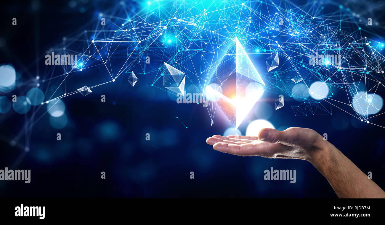 Bitcoin e Ethereum simboli astratti su sfondo blu. Il rendering 3D Foto Stock