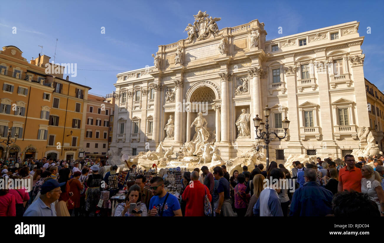 I turisti alla Fontana di Trevi a Roma, Italia Foto Stock