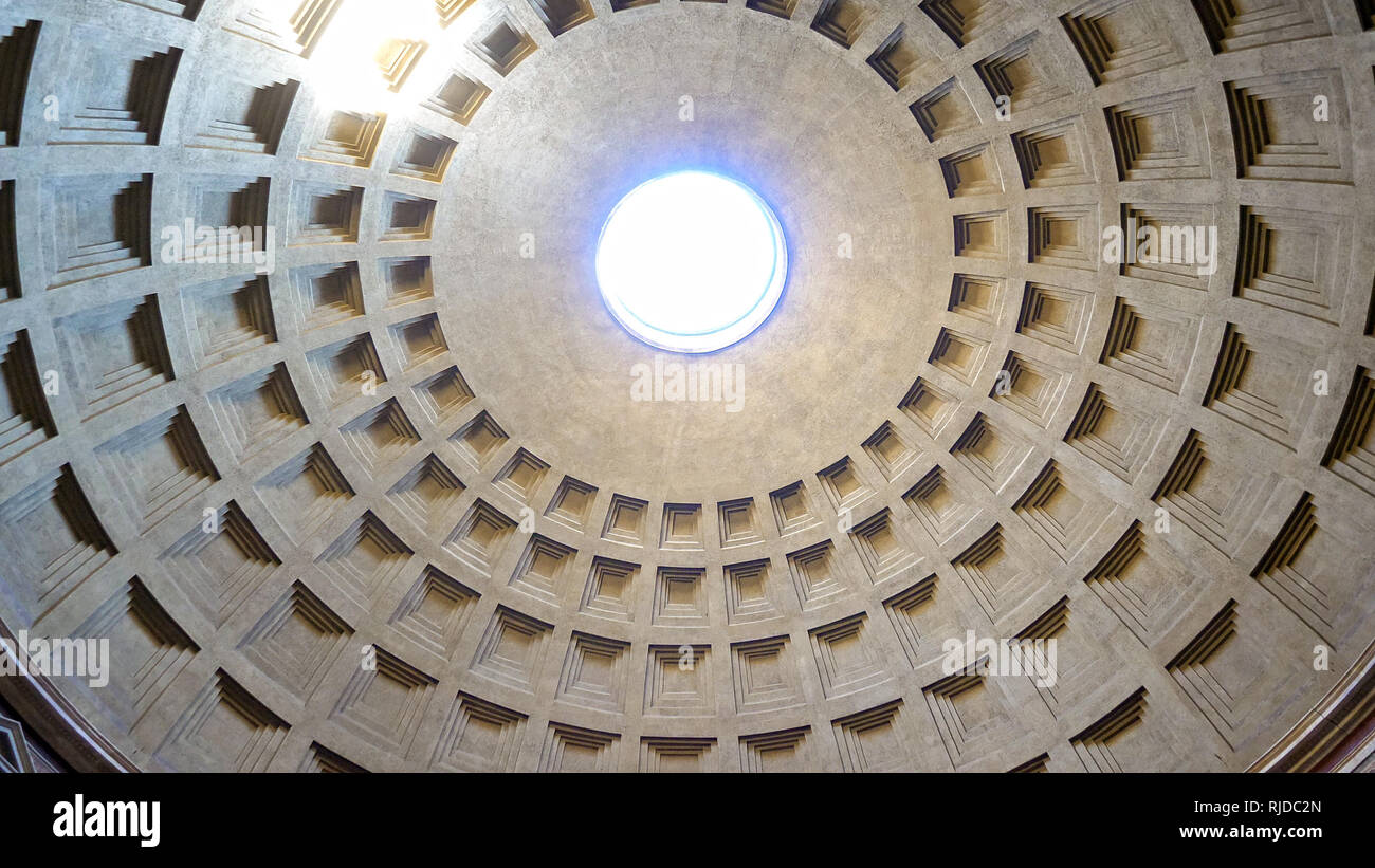 Interno della cupola del Pantheon di Roma, Italia Foto Stock
