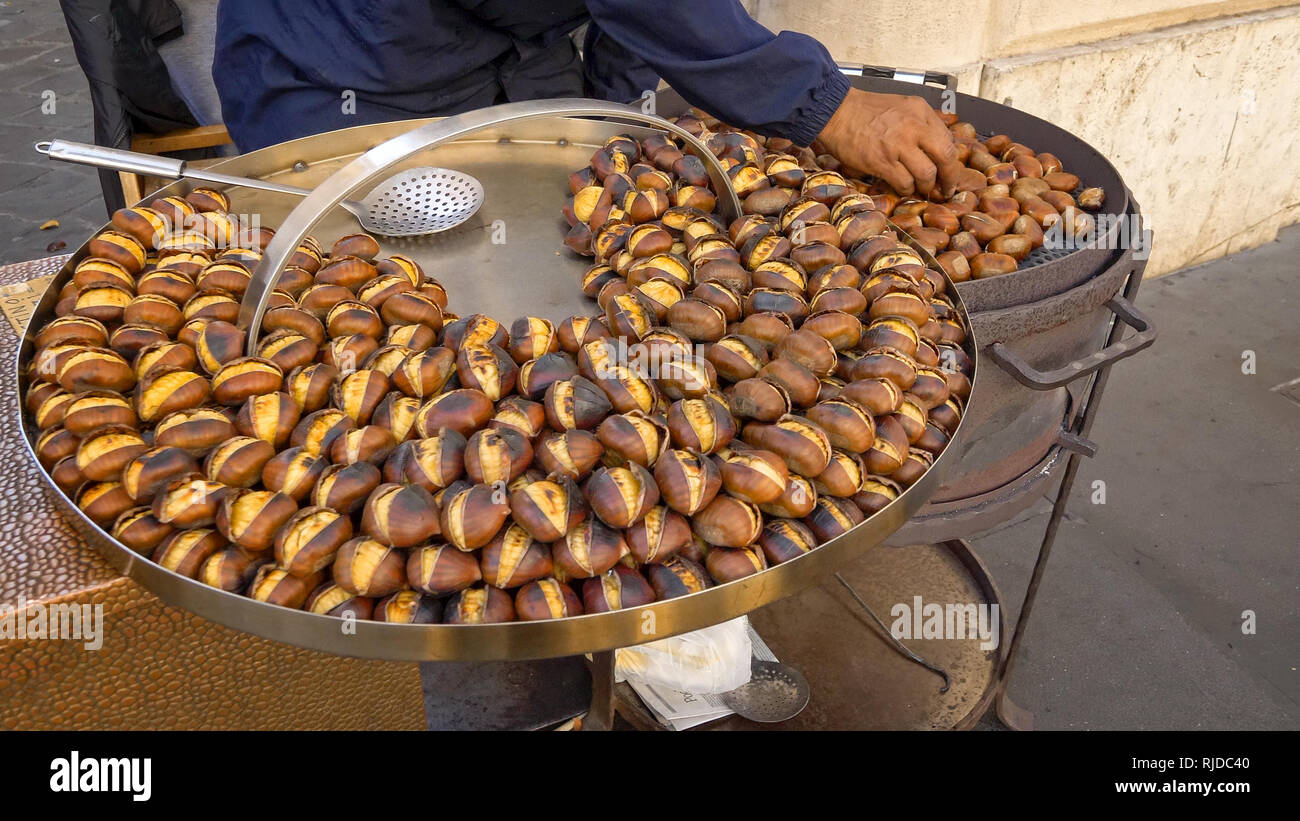 Castagne arrostite Street Food per la vendita in Italia a Roma Foto Stock