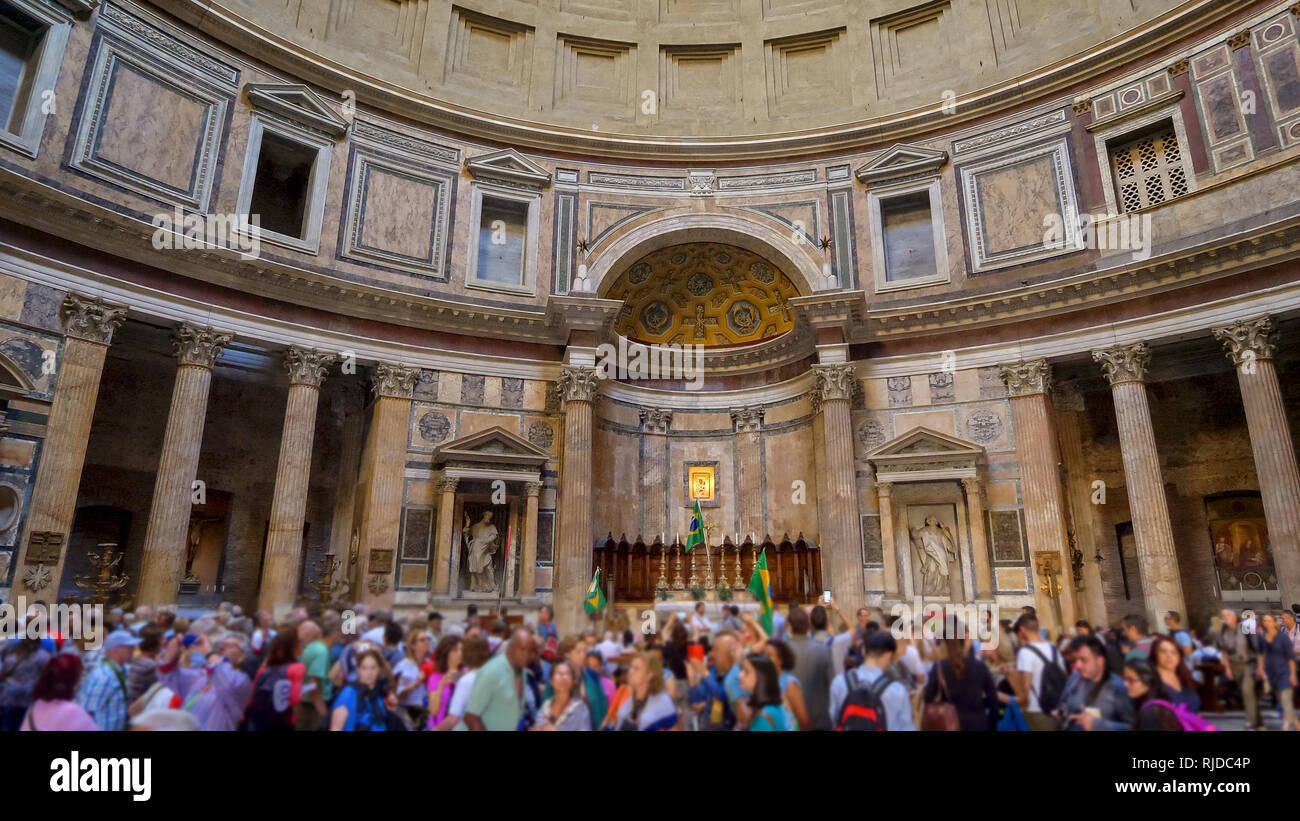 I turisti all'interno del Pantheon di Roma, Italia Foto Stock
