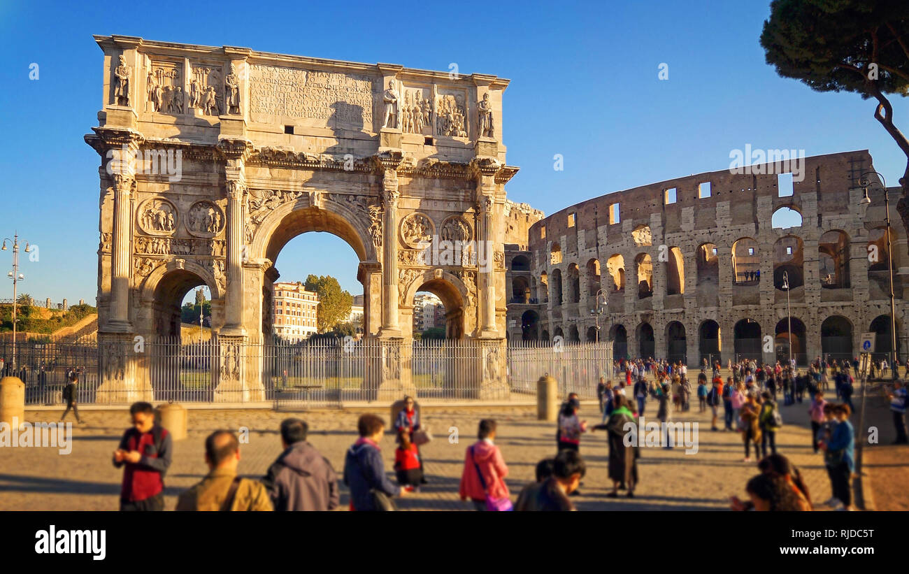 Turisti visitano Arco di Costantino e il Colosseo a Roma, Italia Foto Stock