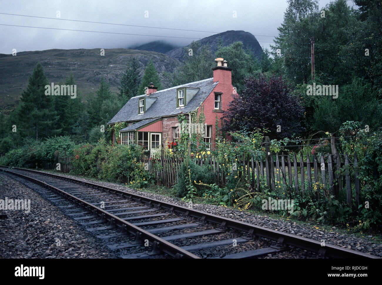 La British Rail Achnashellach station house sul Kyle of Lochalsh Line, Highlands, Scozia Foto Stock