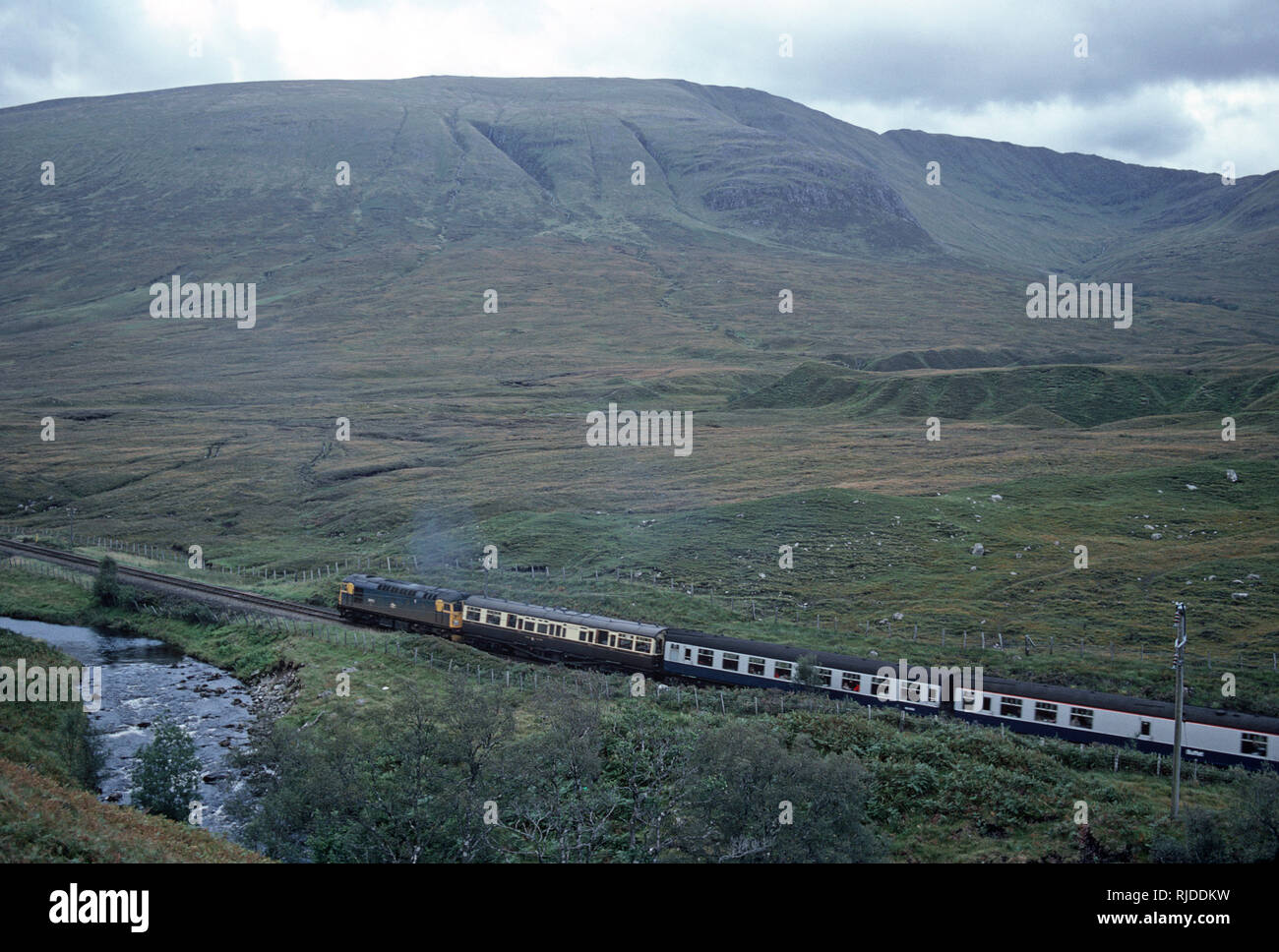 La British Rail treno diesel sul Kyle of Lochalsh Line, Highlands, Scozia Foto Stock