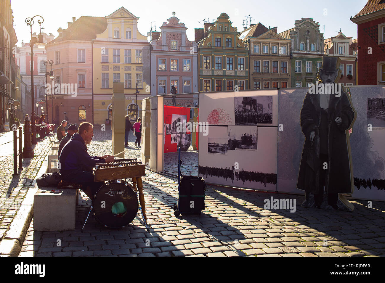 Piazza della Città Vecchia a Poznan ricorda di eroe nazionale Ignacy Paderewski mentre nelle vicinanze di un artista sta giocando su dulcimer Foto Stock