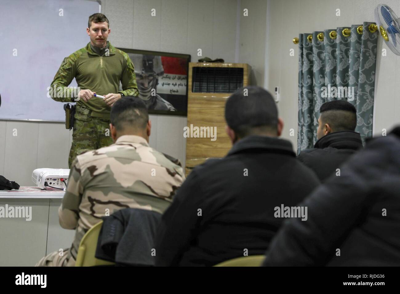 Esercito Australiano Bombadier McDonald incarica irachena forze speciali circa osservando in avanti durante il governo iracheno in avanti aria corso Controller a Baghdad scuola di combattimento, Camp Taji, Iraq, Gennaio 15, 2018. La formazione a costruire la capacità del partner sites è parte integrante della Combined Joint Task Force- operazione inerente risolvere la coalizione globale impegno di addestrare le forze di sicurezza irachene personale per sconfiggere ISIS. Foto Stock