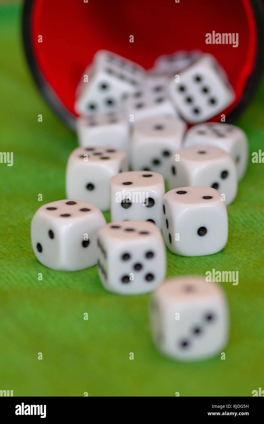 Cubo, macro, fortuna, dadi, svago, gioco, casinò, numero, sfondo, fortune, vegas gamble, divertente, Lucky, roll, craps, bianco, Win, bet, closeup, videogame Foto Stock