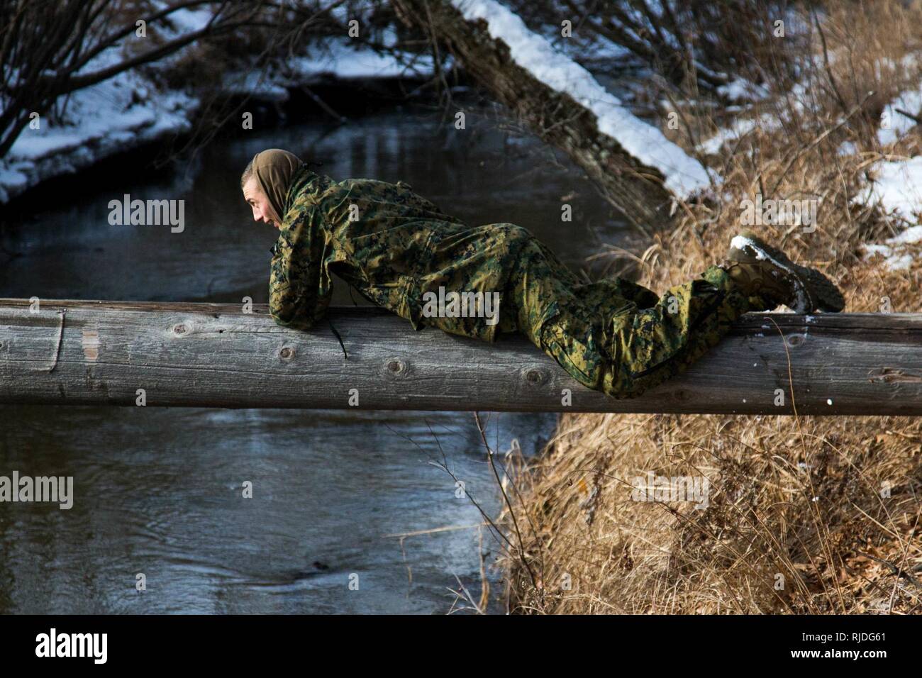 Stati Uniti Marine Corps Lance Cpl. Brandon Atkins, un ingegnere elettrico equipaggiamento tecnico dei sistemi con Marine Tactical Air Command Squadron 28, manovre attraverso un ostacolo alla fiducia nel corso Ullr Shield su Fort McCoy, Wis., Gennaio 19, 2018. Ullr Shield è un esercizio di formazione progettati per migliorare la seconda Marine Ala di aeromobili di capacità in condizioni di freddo intenso degli ambienti. Foto Stock