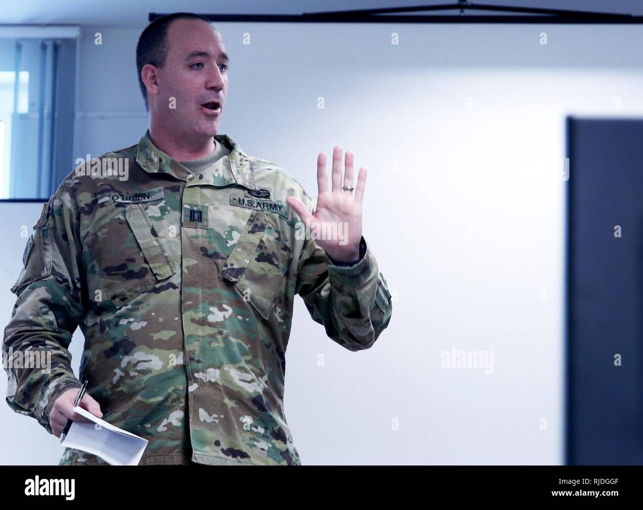 Stati Uniti Esercito Capt. Casey O'Brien, un istruttore per il teatro supporto progettisti corso che è stato insegnato da parte dell'esercito università di logistica da Fort Lee, Virginia, per la prima volta nella Hohenfels Area Formazione, critiche gli studenti che seguono il corso Hohenfels, Germania, gennaio 19, 2018. La formazione era in preparazione dei futuri esercizi di rotazione dove il OC/T la volontà di iniziare a valutare i leader e il loro supporto le funzionalità di pianificazione. Foto Stock