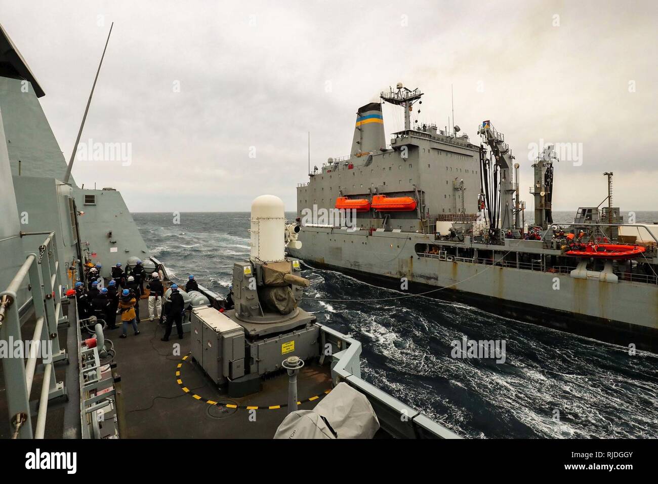 Mare Mediterraneo (18 gennaio 2018) NATO permanente gruppo marittimo due (inserto SNMG2), ammiraglia Royal Navy tipo 45 cacciatorpediniere HMS Duncan prende sul carburante durante un rifornimento in mare nel Mar Mediterraneo con US Navy USNS oliatore Leroy Grumman (T-AO-195). La NATO Foto Stock