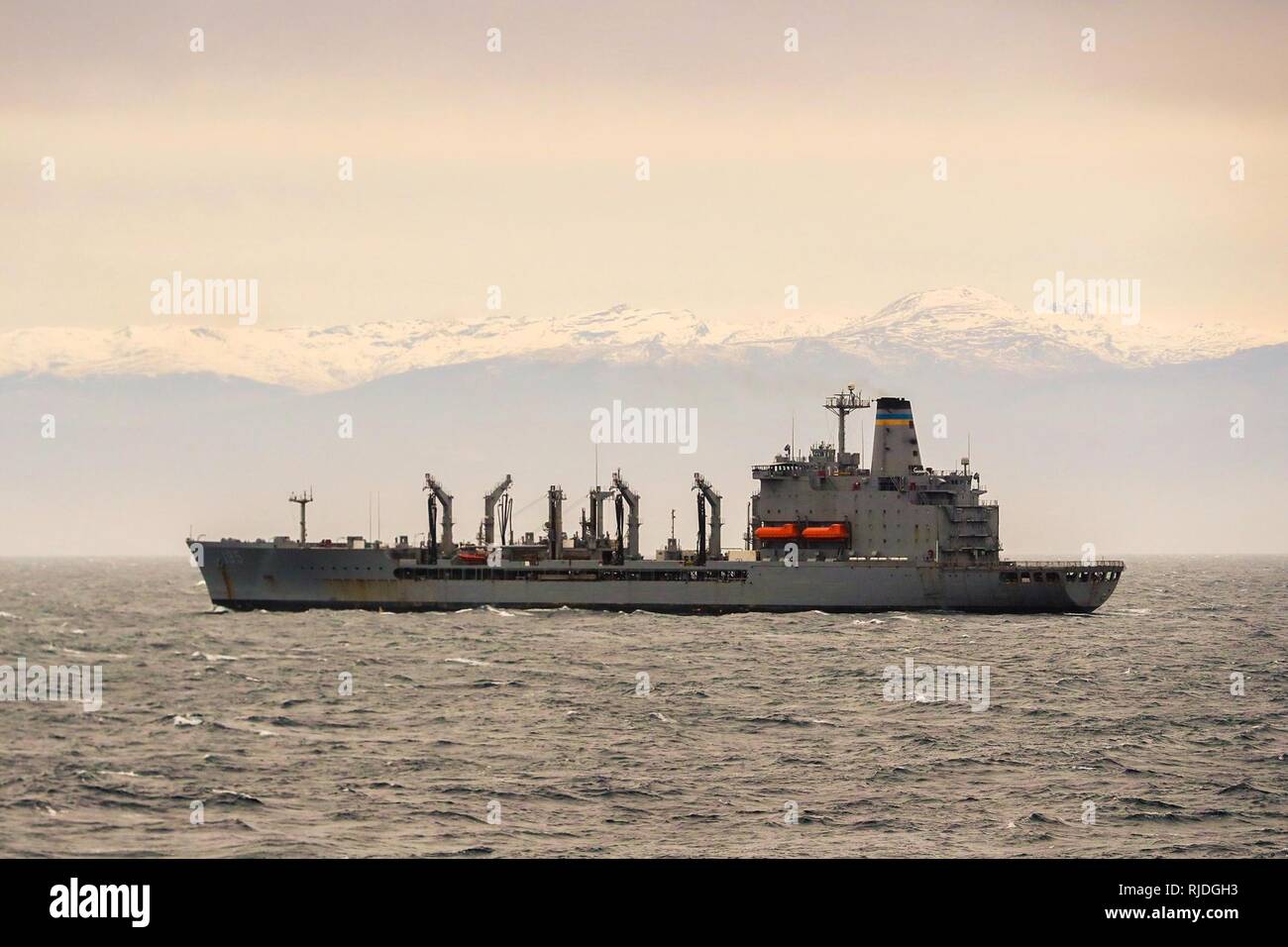 Mare Mediterraneo (18 gennaio 2018) US Navy USNS oliatore Leroy Grumman (T-AO-195) prima di condurre a una ricostituzione in mare con la NATO permanente gruppo marittimo due (inserto SNMG2), ammiraglia Royal Navy tipo 45 cacciatorpediniere HMS Duncan (non illustrato) . La NATO Foto Stock