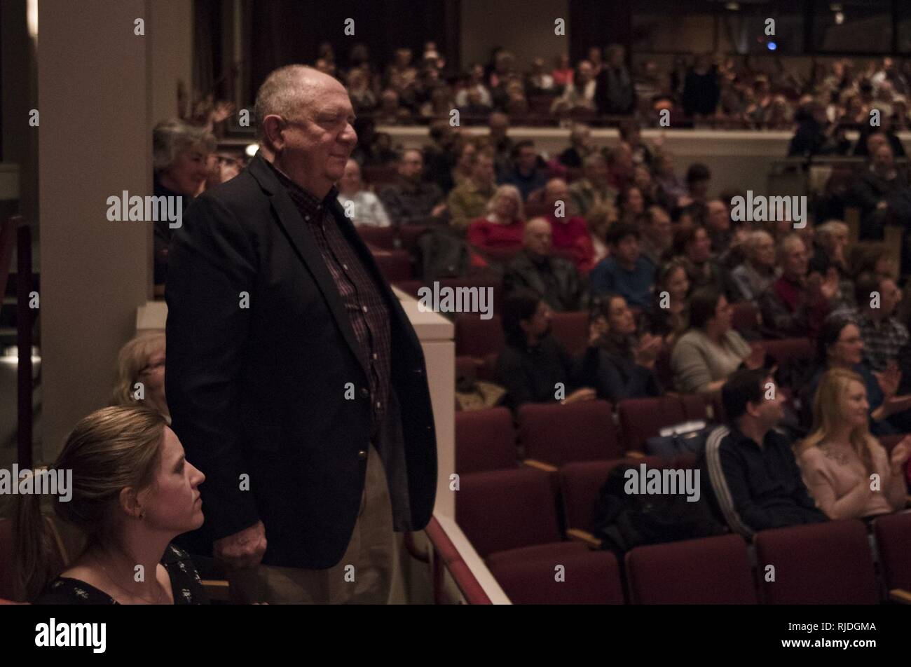 Eliot Evans, pensionato master gunnery sergente della marina degli Stati Uniti, Band stand durante il Marine Corps canzone durante il Guest Artist Series, a Rachel M. Schlesinger Concert Hall e il Centro delle Arti di Alexandria, Virginia, Gennaio 18, 2018. Il gas si è conclusa con un tempo di onorare i veterani che hanno servito e sono attualmente servendo da riproduzione di ciascun filiali" canzone ufficiale. Foto Stock