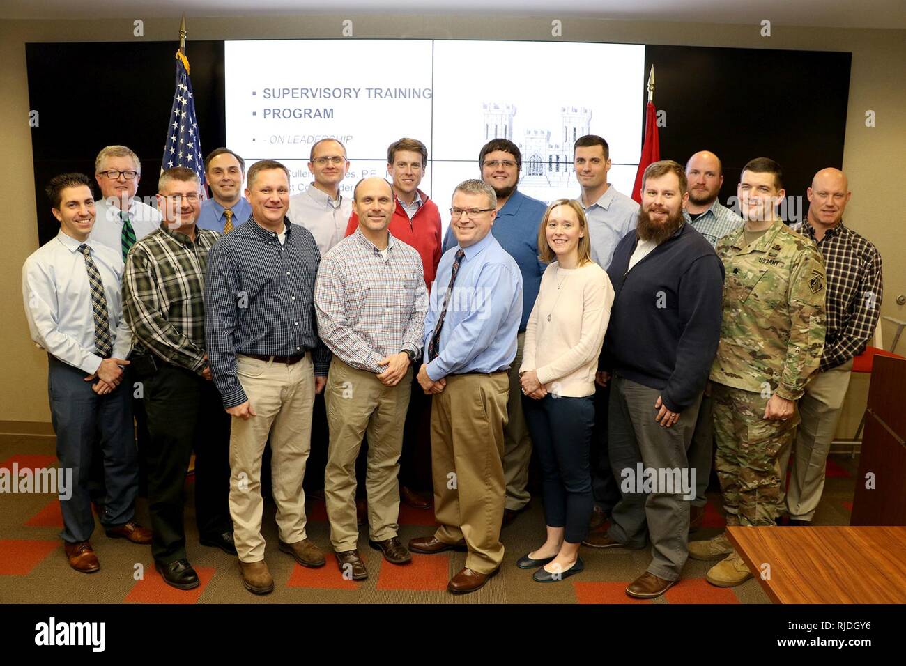 Distretto di Nashville ha lodato un gruppo di 15 laureati del 2017 di vigilanza Programma di formazione classe Program oggi presso l'U.S. Esercito di ingegneri di Nashville sede distrettuale a Nashville, Tennessee I laureati della classe sono: da sinistra a destra, Anthony Rodino, David Hendrix, Wesley Butler, Thomas Mason, Eric Crafton, Anthony Watters, Tadd Potter, Josh Bomar, Rob Baulsir, Barry Moran, Heather Turner, Josh Frost, Casey Ehorn, Cory Richardson, Lt. Col. Cullen Jones e Cullum Miller. Foto Stock