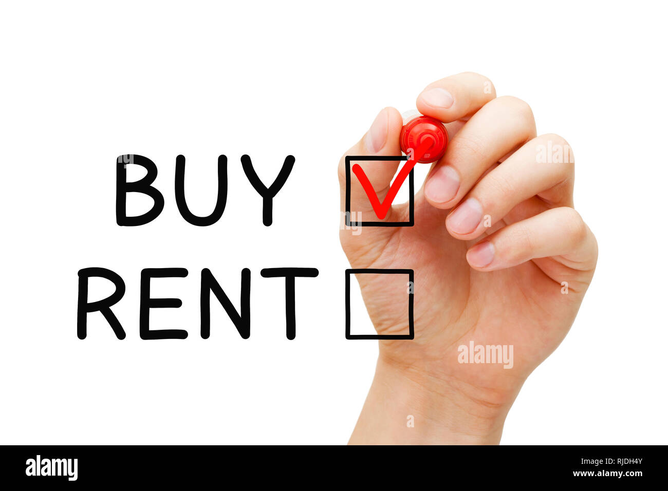 Mano rossa mettendo il segno di spunta sul comprare esprimendo la scelta di acquistare non affittare immobili o altre proprietà. Foto Stock