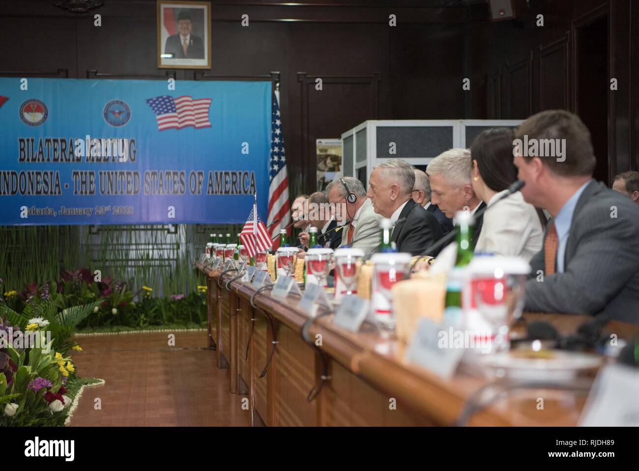 Il Segretario della Difesa James N. Mattis incontra il ministro della Difesa di Indonesia Ryamizard Ryacudu durante una visita a Jakarta, Indonesia il 23 gennaio, 2018. Foto Stock