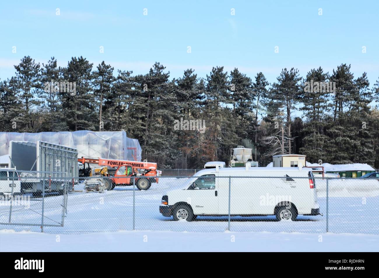 Lavoratori con Nuvo costruzione Inc. di Milwaukee lavorare sulla costruzione di un nuovo edificio per lo stoccaggio del gen. 16, 2018 a costituzione Park a Fort McCoy, Wis. $724,000 impianto di stoccaggio saranno utilizzati dalla direzione della famiglia e morale, il benessere e la ricreazione. Il contratto data di completamento è nel settembre 2018. L'edificio adibito allo stoccaggio sarà in mattoni di fronte e hanno circa 3.600 piedi quadrati di spazio di archiviazione disponibile. Costruzione di Fort McCoy è coordinato dalla Direzione di opere pubbliche. Foto Stock