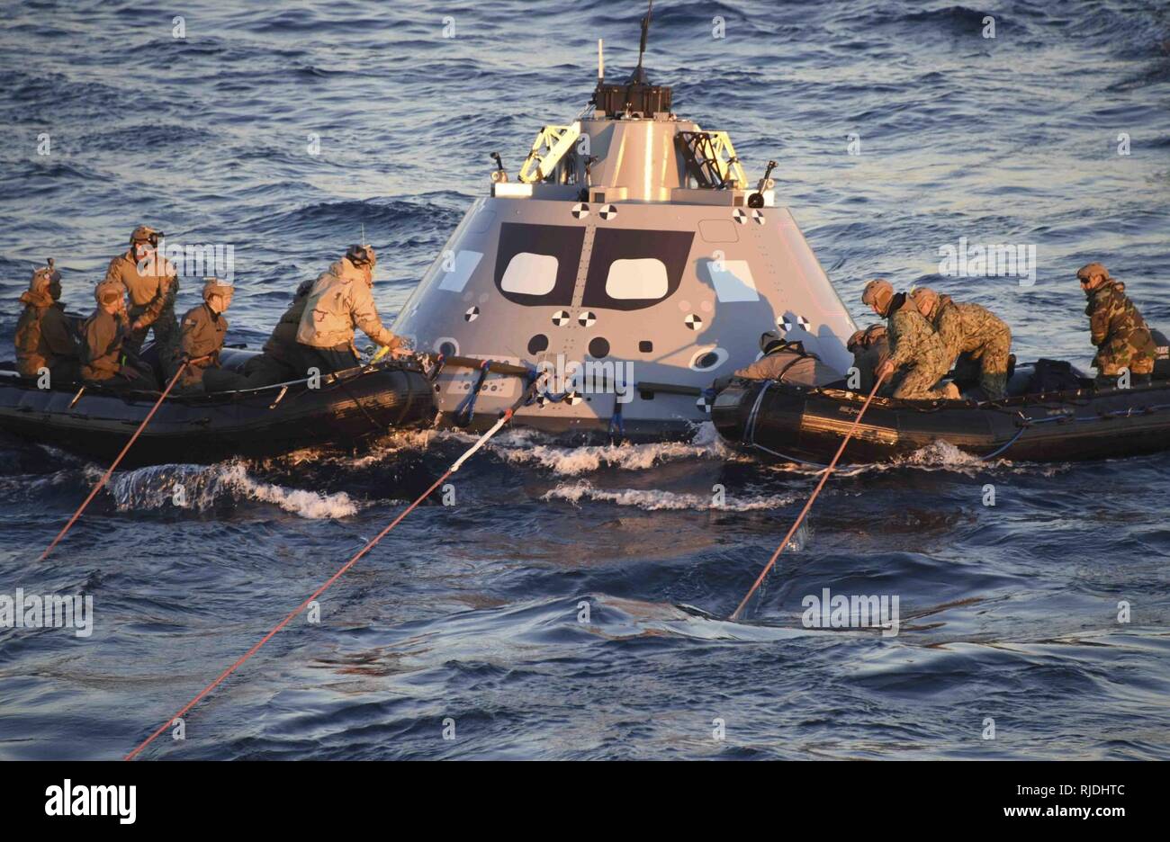 Oceano Pacifico (GEN. 22, 2018) Navy Divers dall'eliminazione degli ordigni esplosivi unità mobile 3 linee di sicuro alla NASA test Orion articolo per riportare la capsula al San Antonio-classe di trasporto anfibio dock USS ancoraggio LPD (23) durante una prova di recupero, gen. 22. Ancoraggio è in corso a sostegno della NASA del veicolo spaziale Orion in corso test di ripristino 6 (URT-6). Foto Stock