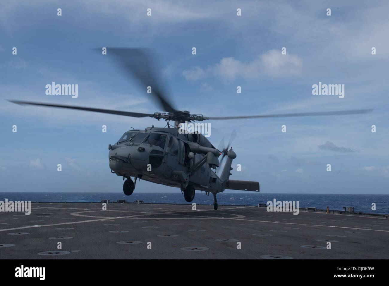 Oceano Pacifico (GEN. 12, 2018) un MH-60S elicottero, assegnati ai caratteri jolly di elicottero di mare squadrone di combattimento (HSC) 23, atterra sul ponte di volo fuori dal dock anfibio sbarco nave USS Pearl Harbor (LSD 52). Pearl Harbor, parte dell'America anfibio gruppo pronto, con avviato xv Marine Expeditionary Unit, è operativo in Indo-Asia-regione del Pacifico per rafforzare i partenariati e servire come una pronta risposta in vigore per qualsiasi tipo di emergenza. Foto Stock