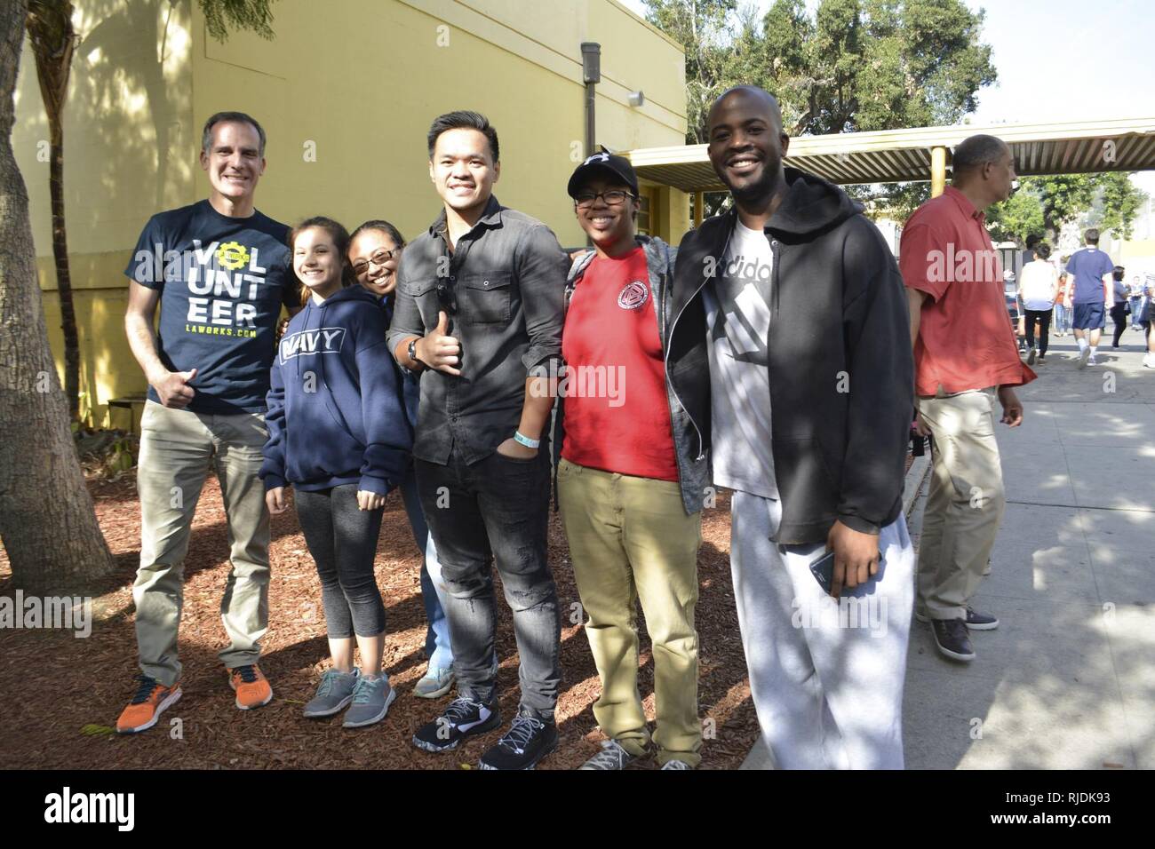 LOS ANGELES (GEN. 15, 2018) velisti assegnati a Marina Centro Supporto Operativo (NOSC) Los Angeles, posa per una foto con Los Angeles Sindaco Eric Garcetti a Lincoln High School. NOSC Los Angeles i marinai si è offerta volontariamente al Lincoln High School come parte di L.A. Opere" Martin Luther King Jr. giorno del servizio. Foto Stock