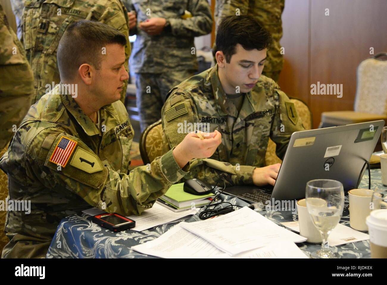 Stati Uniti Esercito vicenda religiosa specialisti, assegnato alla prima divisione di fanteria, partecipare a una esercitazione simulata, come parte del funzionamento assistenza religiosa Leadership Training (ORSLT), a Edelweiss Lodge e resort a Garmisch, Germania, gennaio 18, 2018. Stati Uniti Esercito dell'Europa ORSLT è una formazione annuale per gli Stati Uniti Esercito, U.S. La marina degli Stati Uniti e Air Force di cappellani e di cerimonie religiose specialisti provenienti da tutta Europa a lavorare insieme per fornire maggiore assistenza religiosa alle diverse unità situato in tutta l'Europa. Il 2018 ORSLT è concentrata intorno ad una esercitazione simulata che avrà luogo il personale religioso u Foto Stock