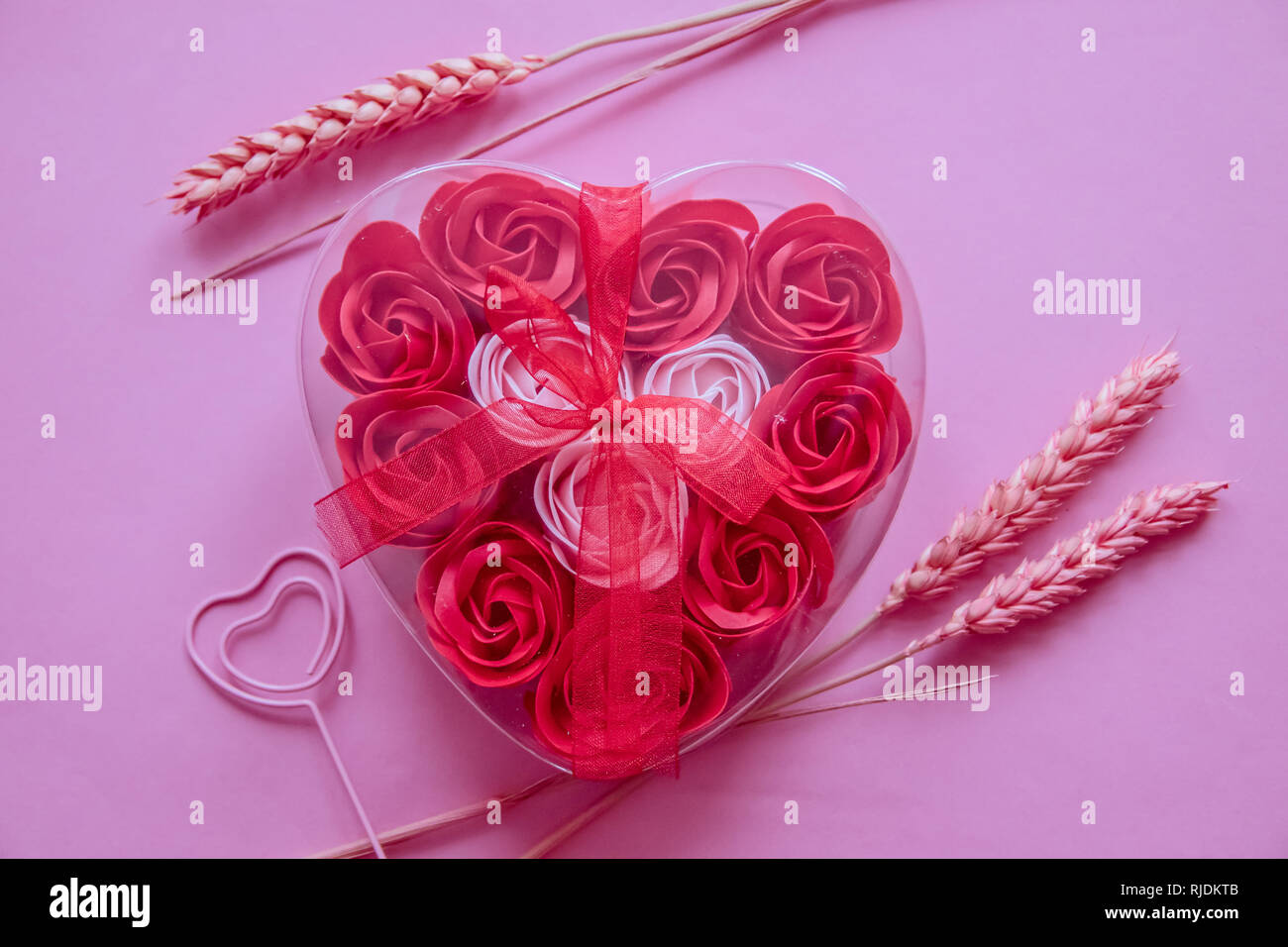 Sapone profumato nella forma di una rosa. Preparazione per il giorno di San Valentino. Decorazione di vacanza. Sapone rosso Foto Stock