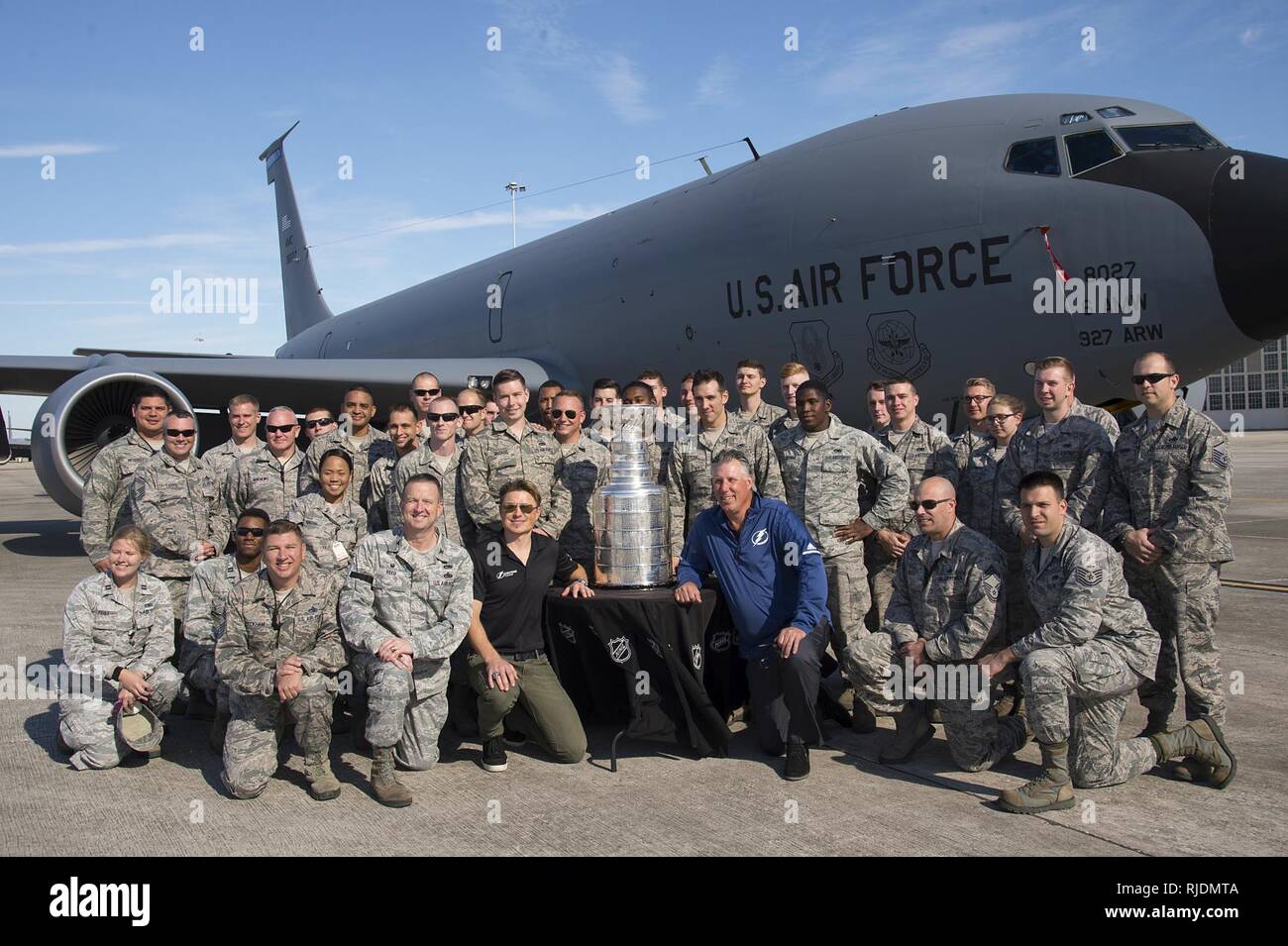 Ex Tampa Bay Lightning giocatori, insieme con la Stanley Cup, pausa per una foto con gli avieri a MacDill Air Force Base Fla., Gennaio 24, 2017. L'ex giocatori visitato davanti al National Hockey League All-Star Game, che si svolgerà a AMALIE Arena, Tampa, Florida. Foto Stock