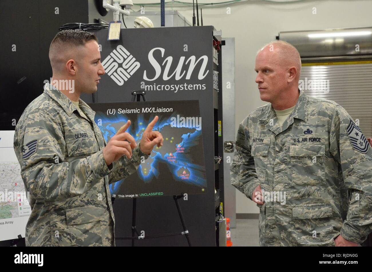 Tech. Sgt. Peter J. Oliveri (sinistra), sottufficiale nella carica di campo sismico manutenzione per la Air Force applicazioni tecniche centro, Patrick AFB Fla., discute le operazioni di sismica con Master Chief Sgt. Frank Batten, capo del comando di combattimento aereo comando, durante il capo visita del trattato nucleare del Centro di monitoraggio Gen 24, 2018. Oliveri è stato uno dei molti AFTAC aviatori che hanno informato il listello sul centro della missione globale. Foto Stock