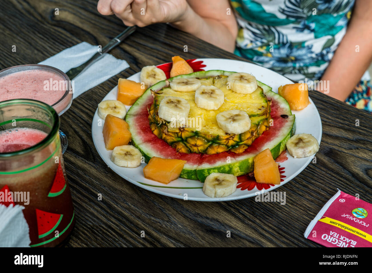 Una bella foto colorata di un bel piatto di fresca frutta tropicale. Una tipica prima colazione vegetariana. Foto Stock