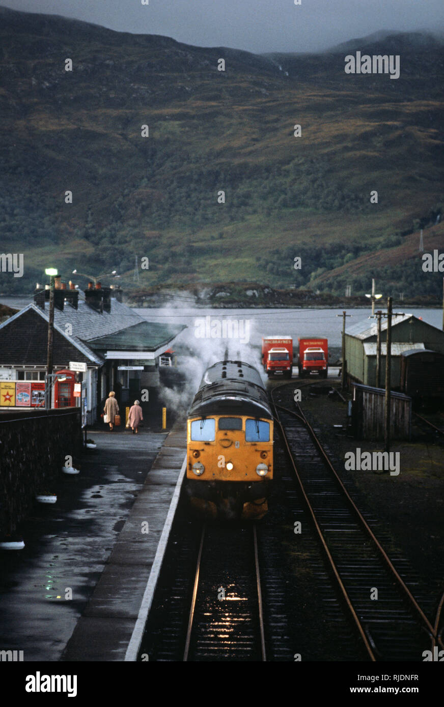 La British Rail locomotiva diesel a Kyle of Lochalsh stazione ferroviaria con Isola di Skye in background, costa ovest della Scozia Foto Stock