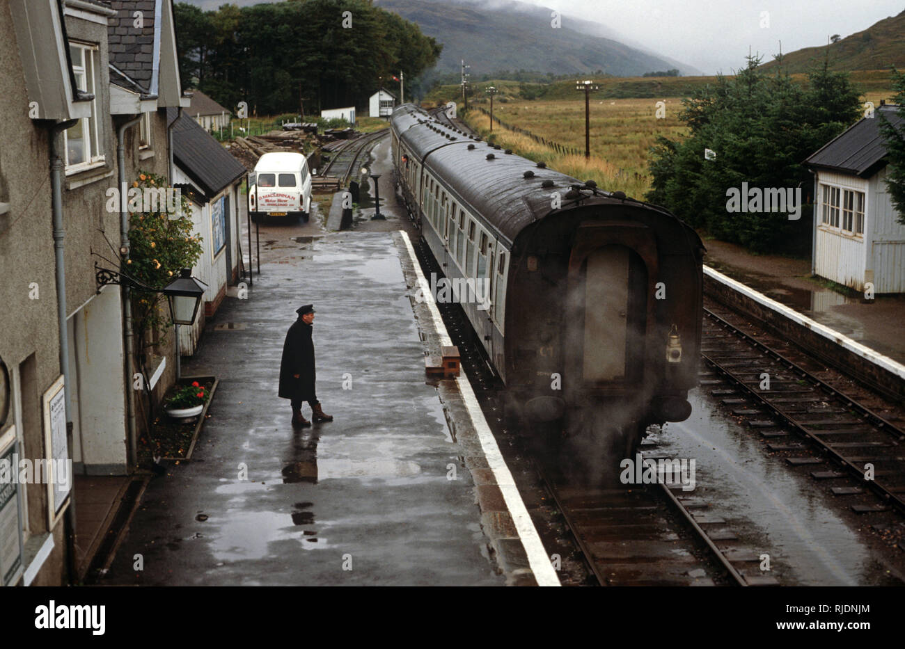 La British Rail stazione ferroviaria sul Kyle of Lochalsh Line, Scozia Foto Stock