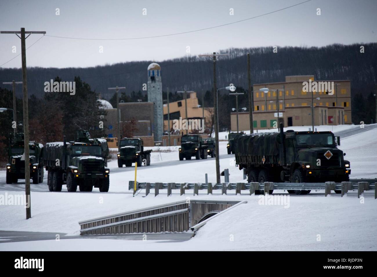 Stati Uniti Marines con aria marina gruppo di controllo 28 condotta improvvisato un dispositivo esplosivo di formazione di simulazione di esercizio durante Ullr Shield su Fort McCoy, Wis., 22 gennaio 2018. Ullr Shield è un esercizio di formazione progettati per migliorare la seconda Marine Ala di aeromobili di capacità in condizioni di freddo intenso degli ambienti. Foto Stock