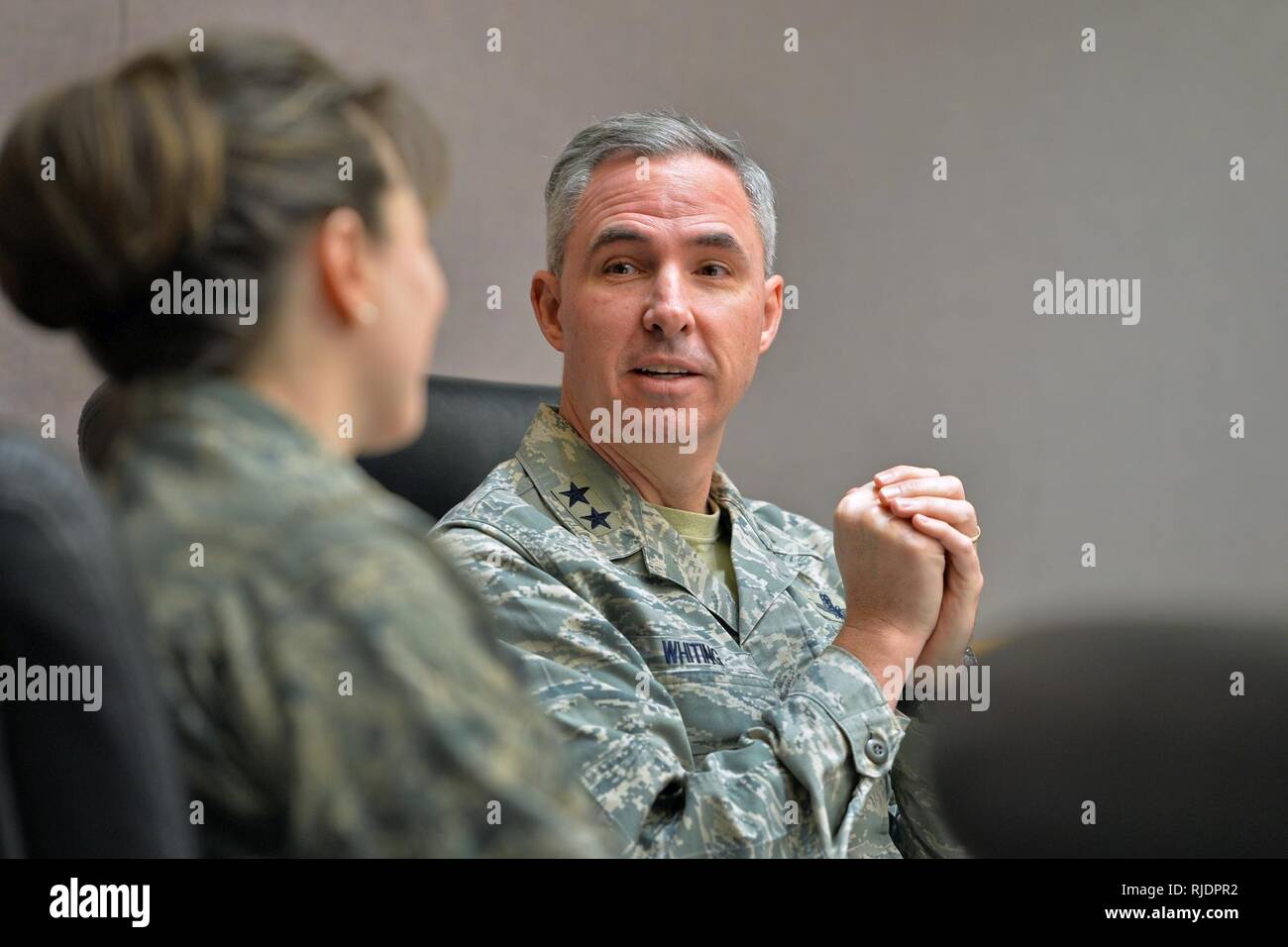 Il Mag. Gen. Stephen N. Merlano, XIV Air Force commander e vice forza congiunta della componente spaziale commander, colloqui con Col. Jennifer Grant, cinquantesimo Space Wing Commander, durante una visita di orientamento di Schriever Air Force Base in Colorado, Gennaio 24, 2018. Il generale ha visitato le strutture di base e ha parlato con gli avieri per meglio familiarizzare con Schriever le sue missioni. Foto Stock