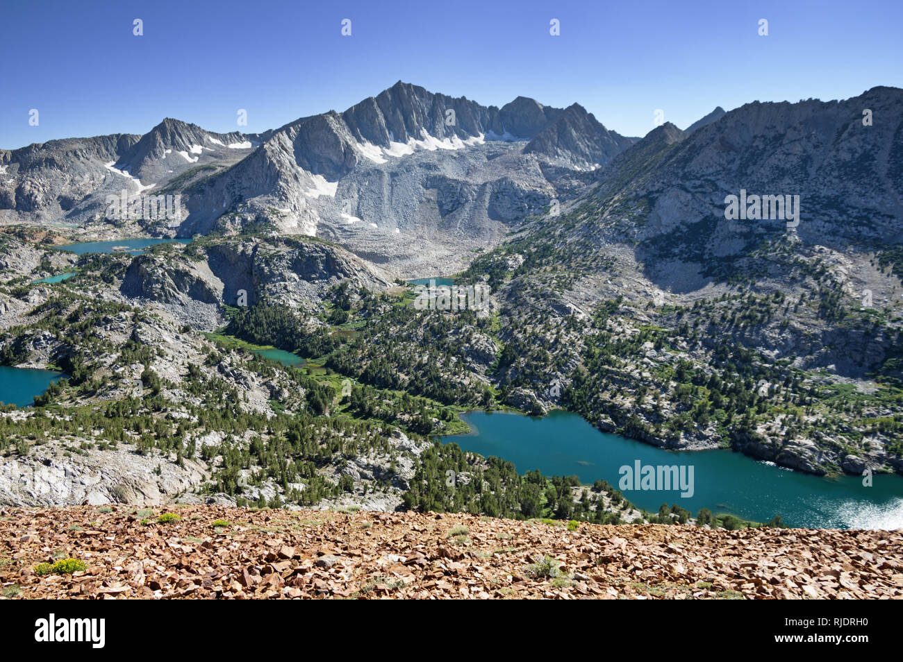 Laghetti di montagna nel sud superiore forcella del Vescovo Creek basin dal picco di cioccolato Foto Stock