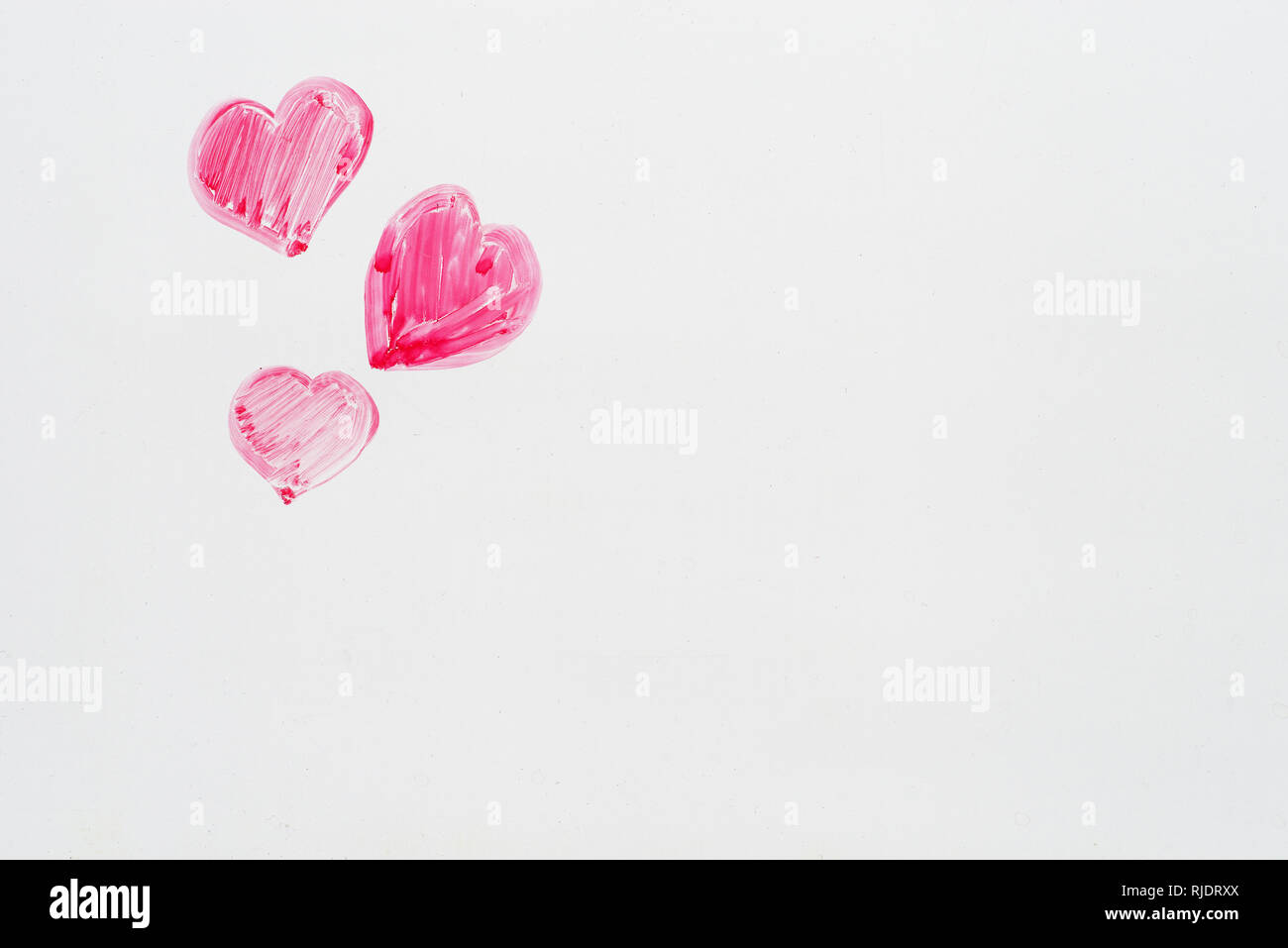 Disegnata a mano rosa il giorno di San Valentino cuori all'angolo di una lavagna con copyspace Foto Stock