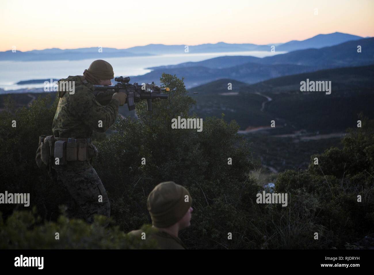 Marines con il Mar Nero La forza di rotazione 17.2 si impegnano con una stechiometria nemico durante la fase di esercizio di Alessandro Magno a Volos, in Grecia gen. 19. I marines sono la formazione fianco a fianco con i loro omologhi greco a rafforzare la già di un forte partenariato della NATO e di sostenere la pace e la stabilità nella regione. Foto Stock