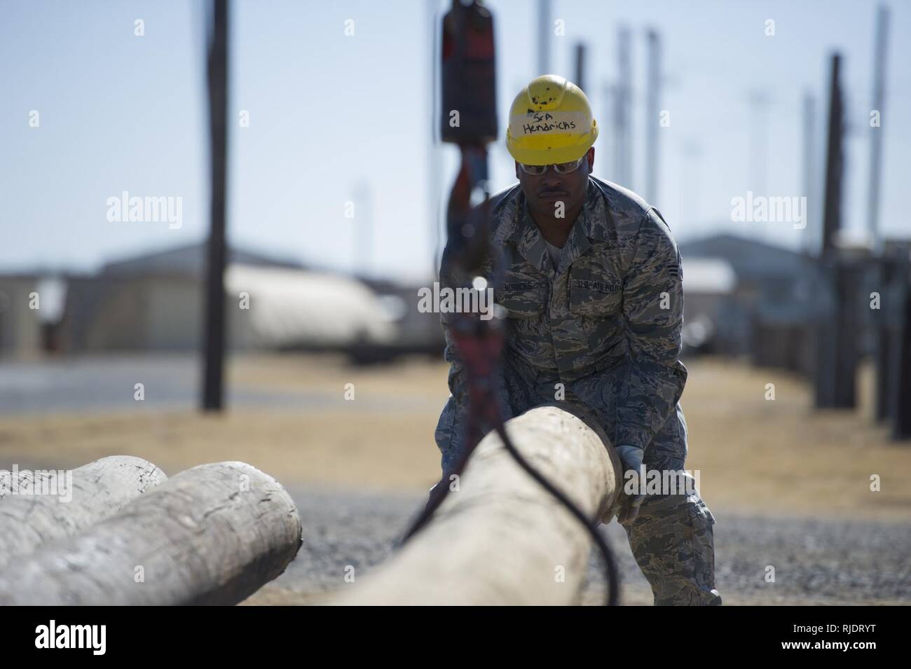 Senior Airman Cari Hendricks, 366 Training Squadron impianti elettrici apprendista studente del corso, aiuta i saldi e le guide un polo utilità su un rimorchio a Sheppard Air Force Base in Texas, Gennaio 24, 2018. Hendricks è nel blocco di cinque delle sei e pianificata per laurearsi il 8 marzo. Foto Stock