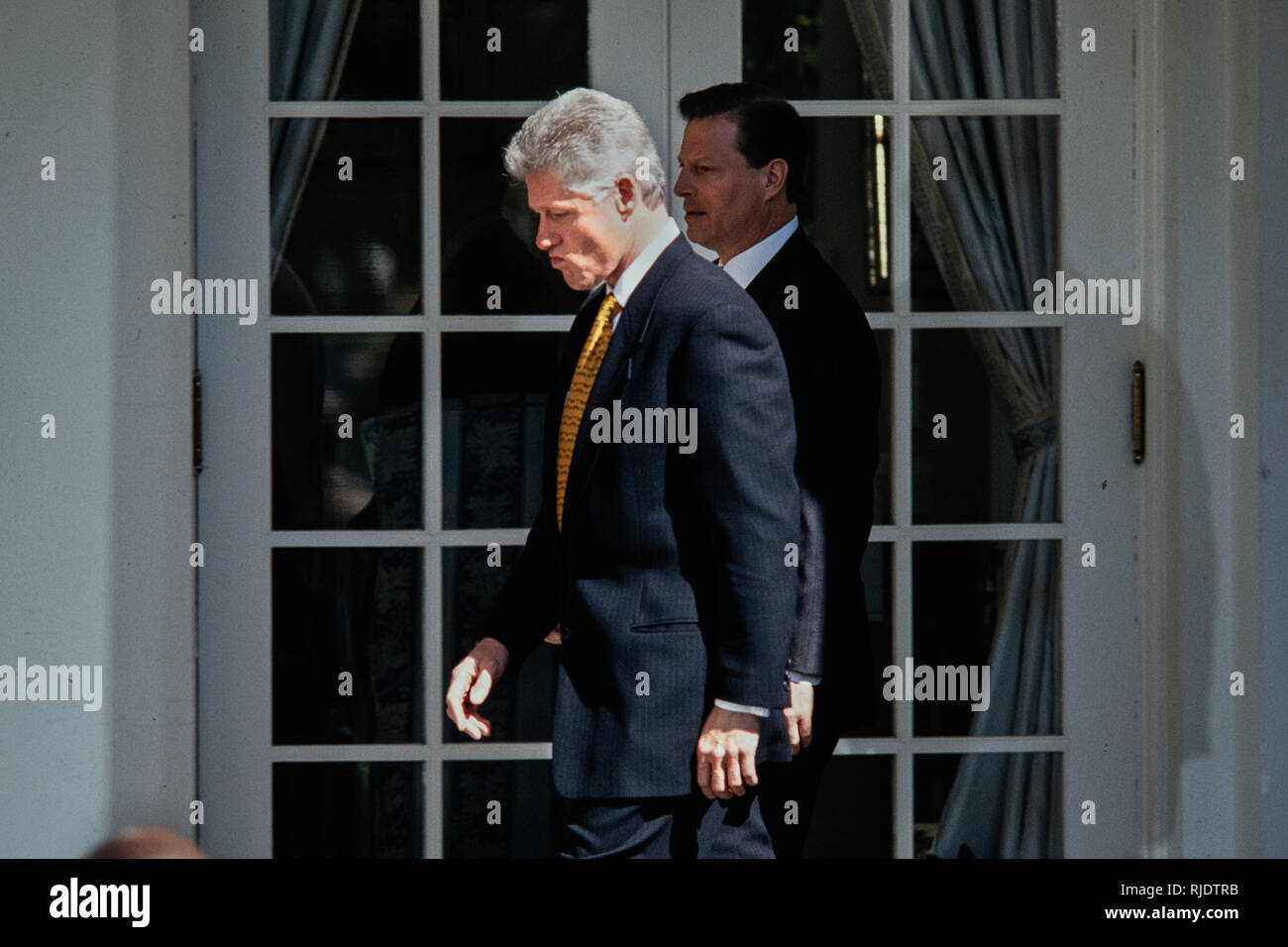 Il Presidente degli Stati Uniti Bill Clinton cammina indietro all'Ufficio ovale a fianco di Vice Presidente Al Gore a seguito di un annuncio di vietare l' importazione di 58 tipi di armi d'assalto nel Giardino delle Rose della Casa Bianca il 6 aprile, 1998 a Washington, DC. Foto Stock