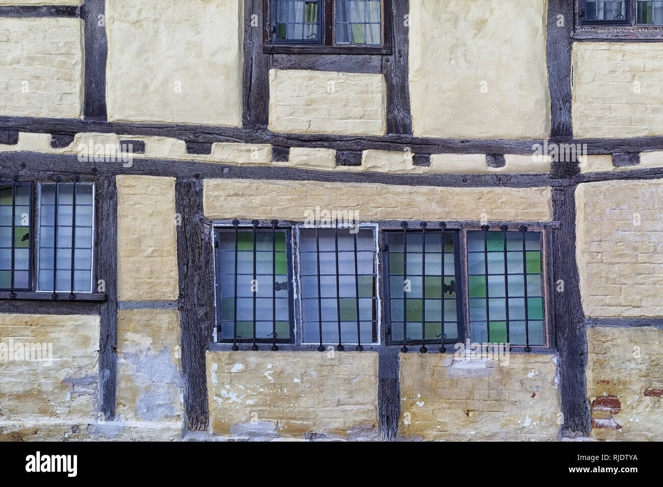 Almshouse con decorativo in vetro piombo windows Foto Stock