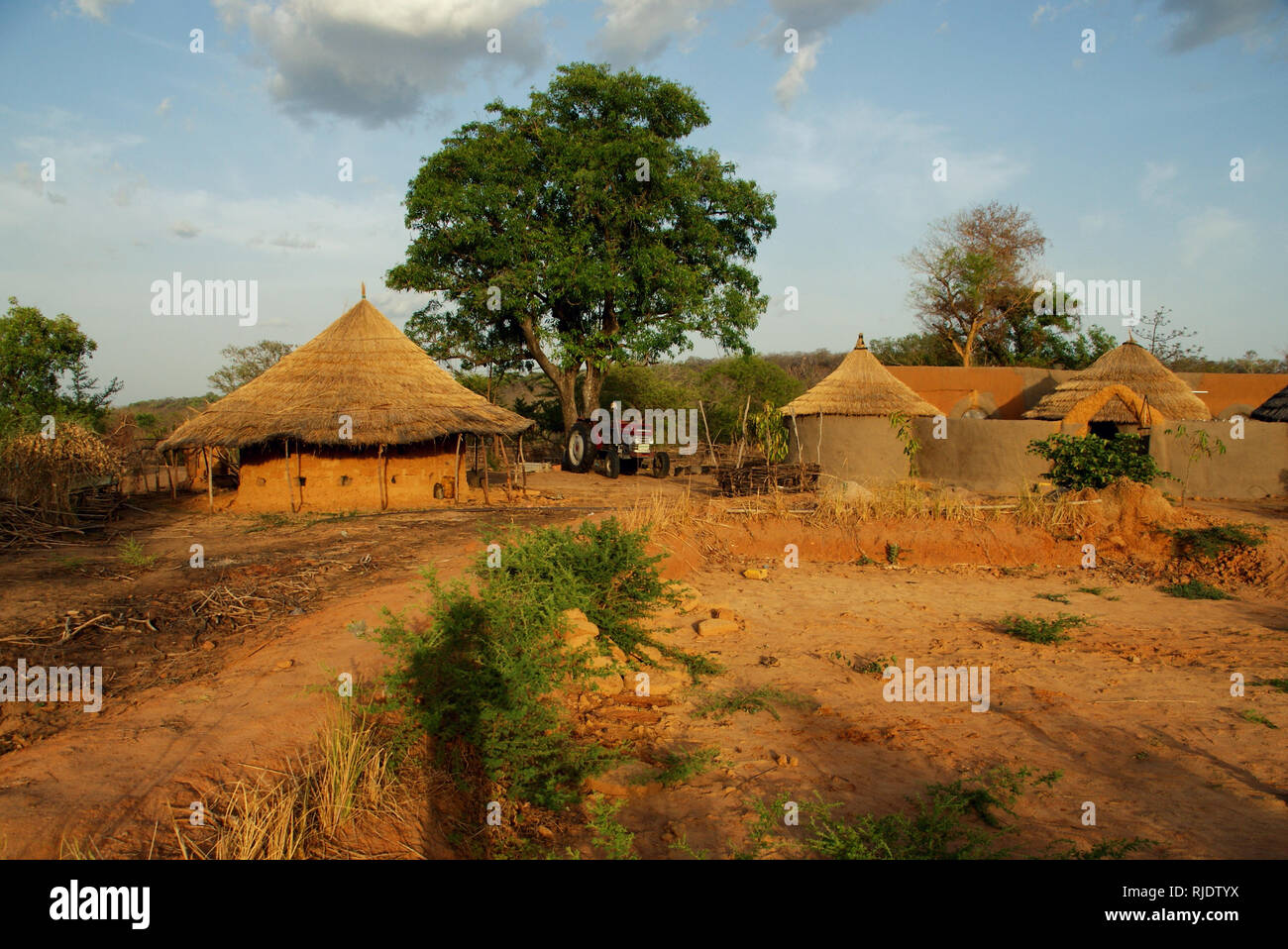 Vista su una piccola fattoria biologica in stile architettonico tradizionale nel nord del Ghana Foto Stock