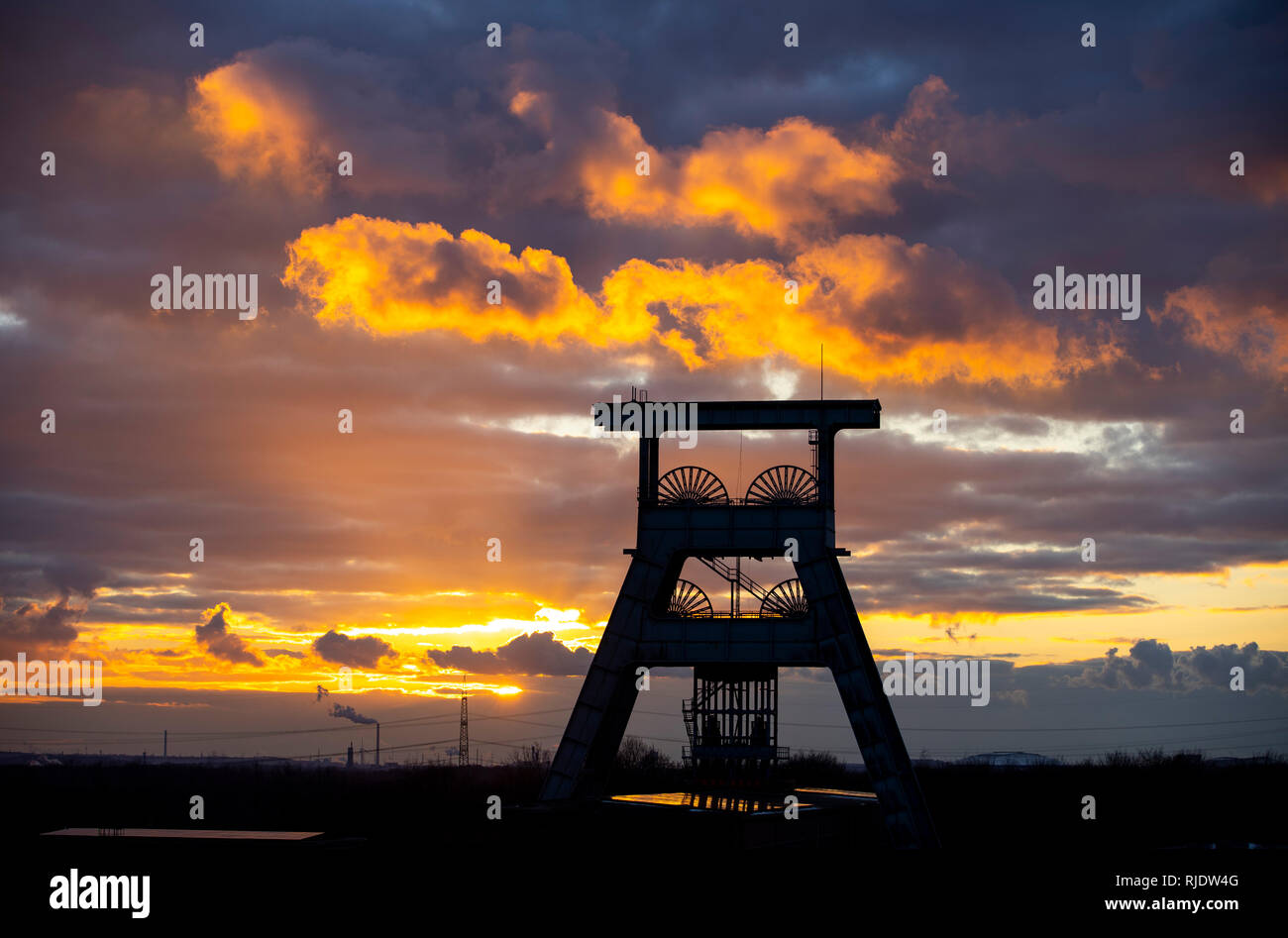 Ewald colliery, smantellata hard miniera di carbone, oggi un mix di attività per il tempo libero, industria, commercio e parco culturale, nubi di sera circa Doppelbock Foto Stock