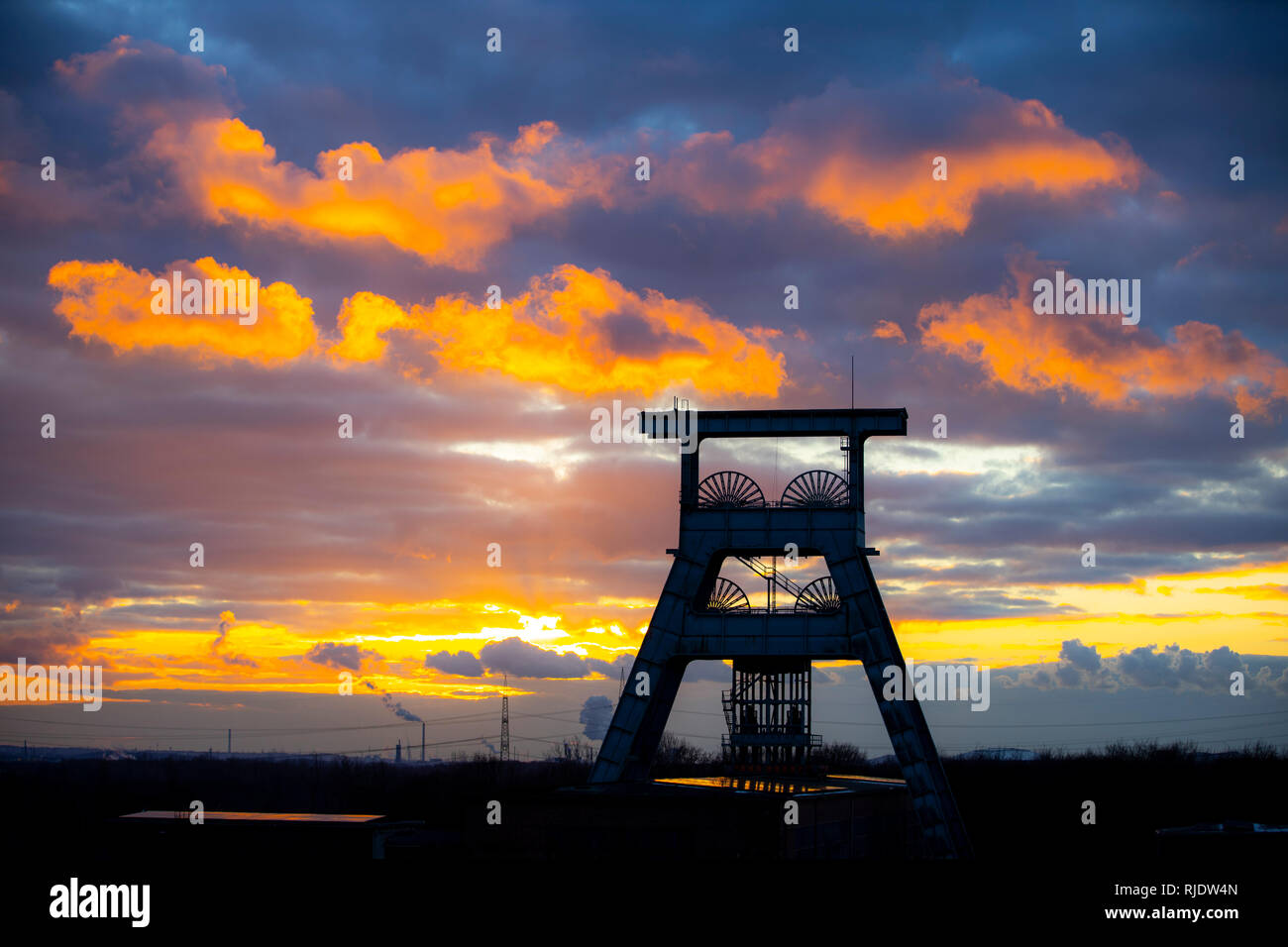 Ewald colliery, smantellata hard miniera di carbone, oggi un mix di attività per il tempo libero, industria, commercio e parco culturale, nubi di sera circa Doppelbock Foto Stock