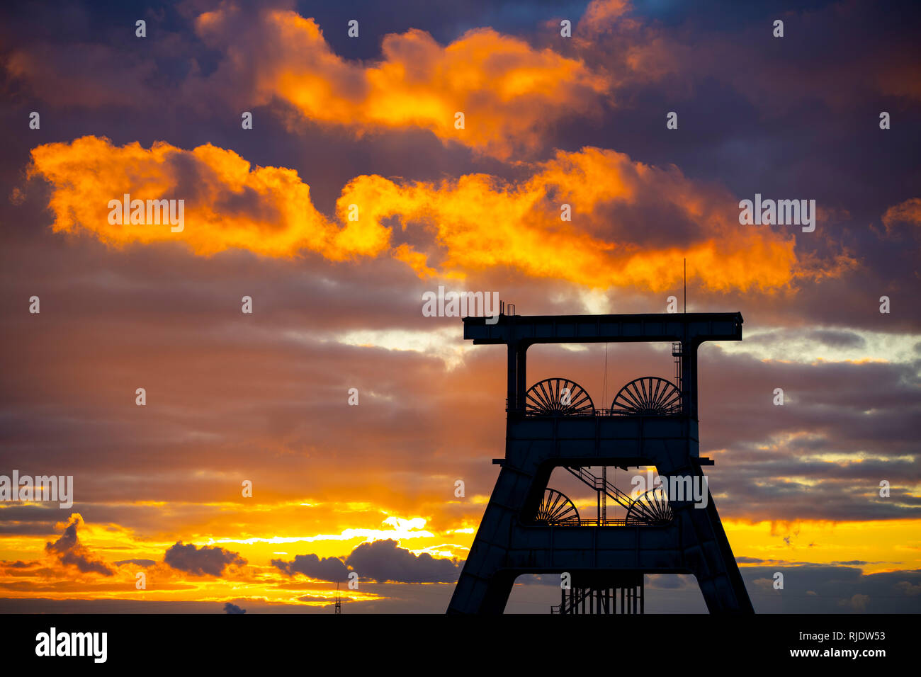 Ewald colliery, smantellata hard miniera di carbone, oggi un mix di attività per il tempo libero, industria, commercio e parco culturale, nubi di sera circa Doppelbock Foto Stock