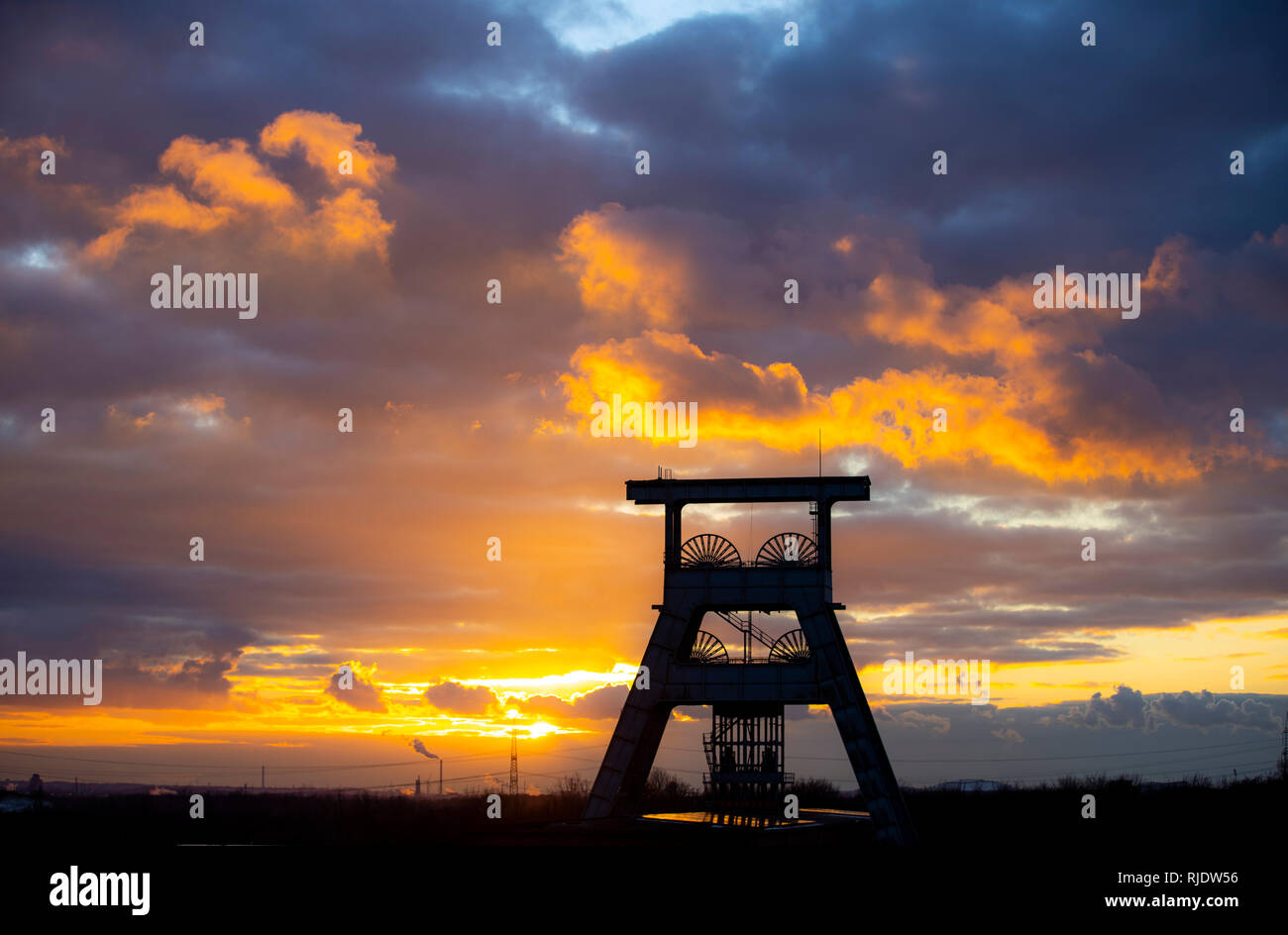 Ewald colliery, smantellata hard miniera di carbone, oggi un mix di attività per il tempo libero, industria, commercio e parco culturale, nubi di sera circa Doppelbock Foto Stock
